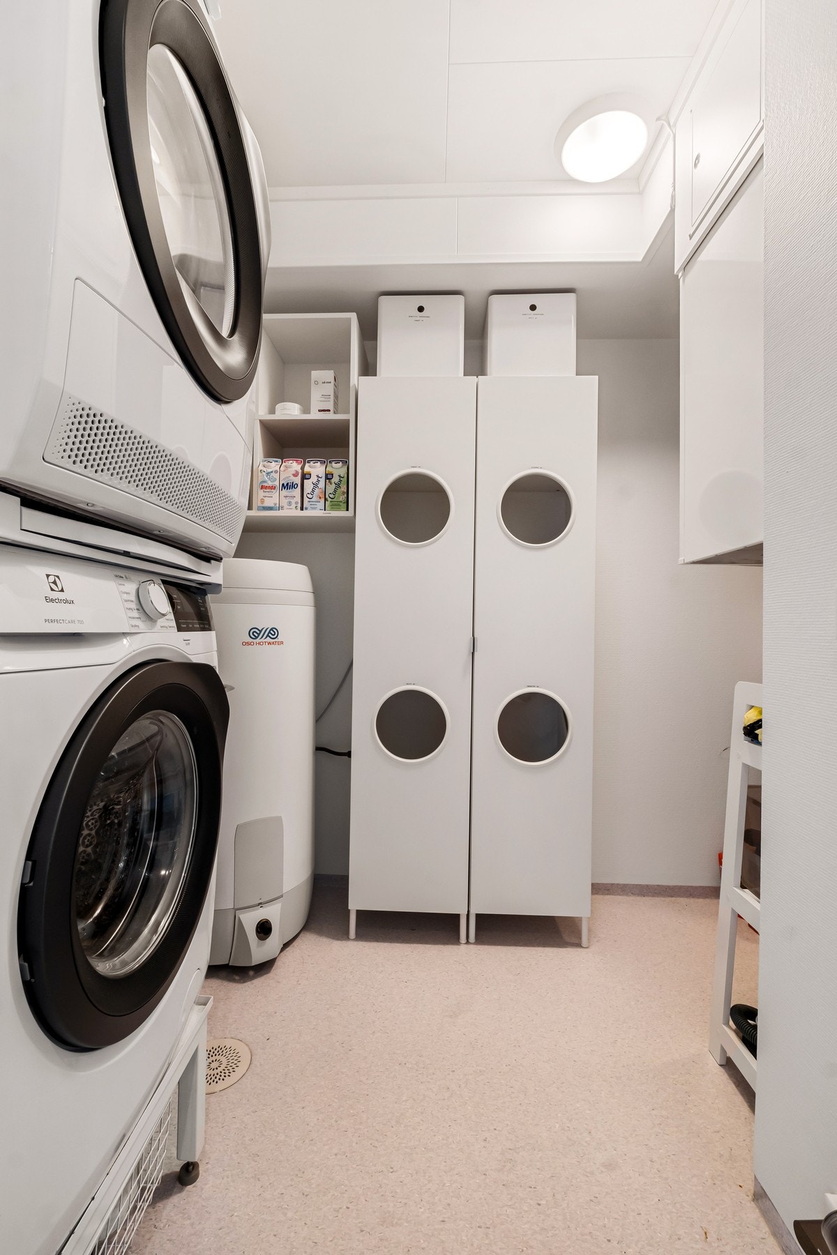 Svært praktisk vaskerom med vinylbelegg og varmekabler i gulv Galleribilde