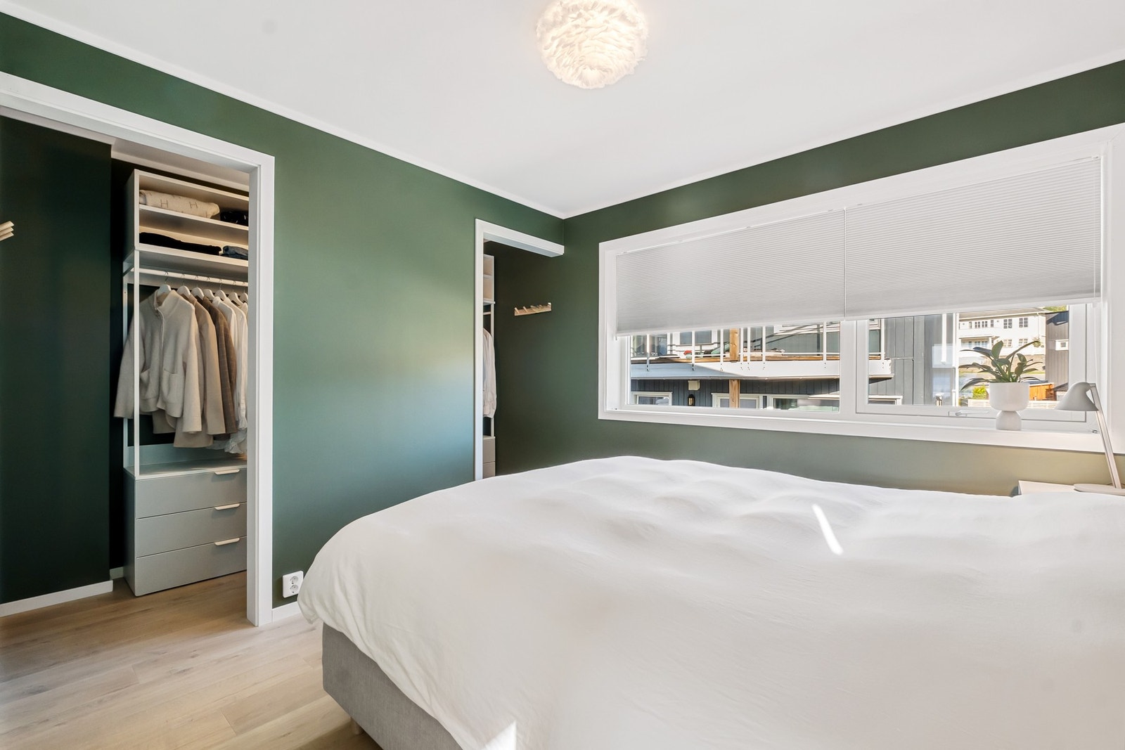 Soverom med smart planløsning og walk-in-closet med god plass Galleribilde