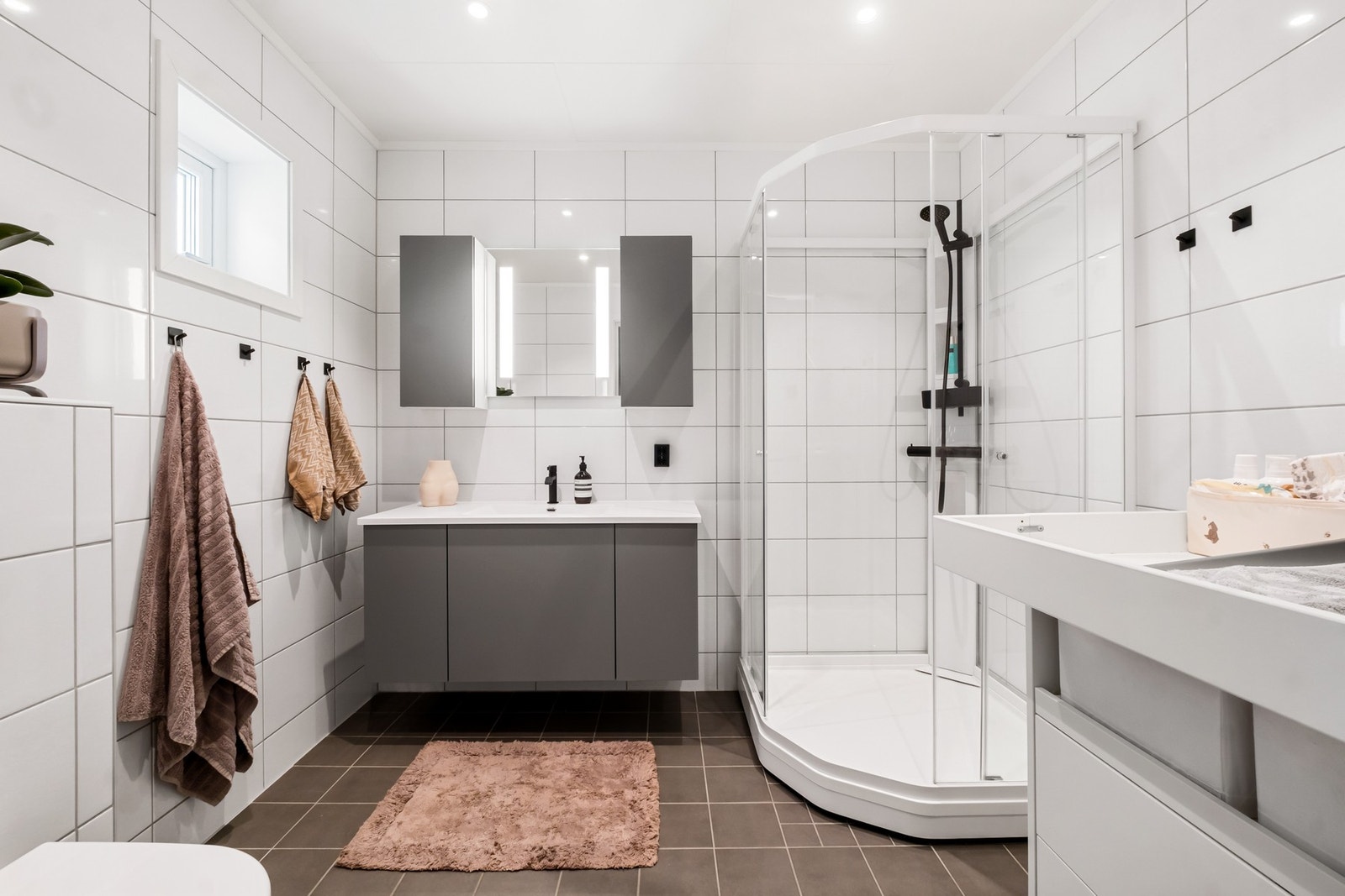 Moderne og stilrent bad i første etasje Galleribilde