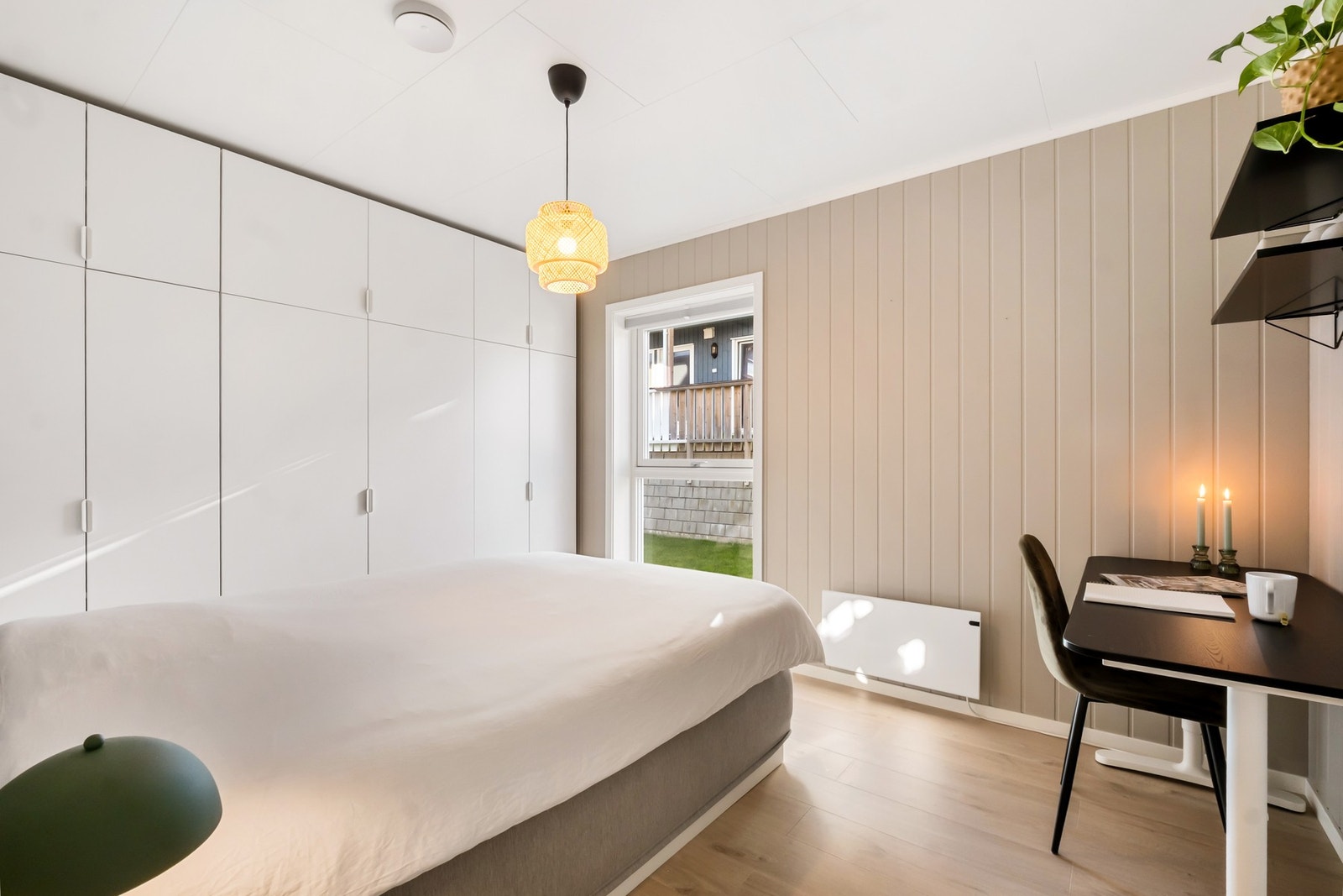 Soverom 1 - svært god plass til både møbler og oppbevaring av klær. Galleribilde