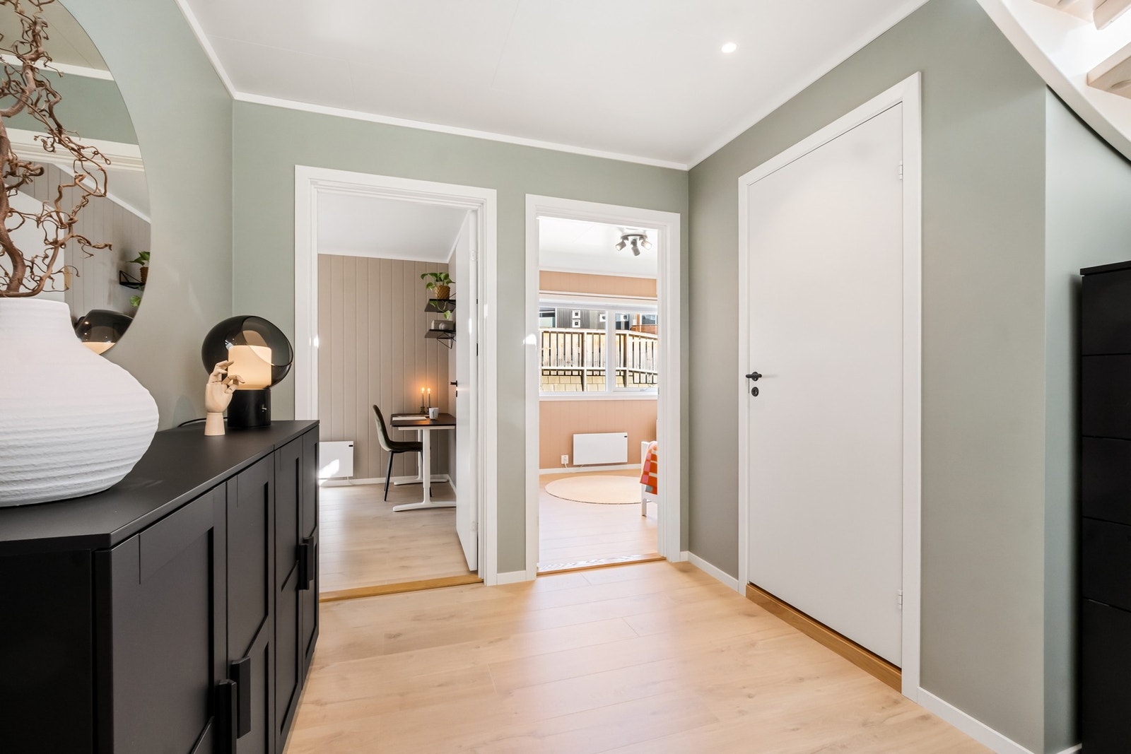 Fra entré kommer vi inn i gangen som viser vei til andre etasje samt to soverom, bad og vaskerom Galleribilde