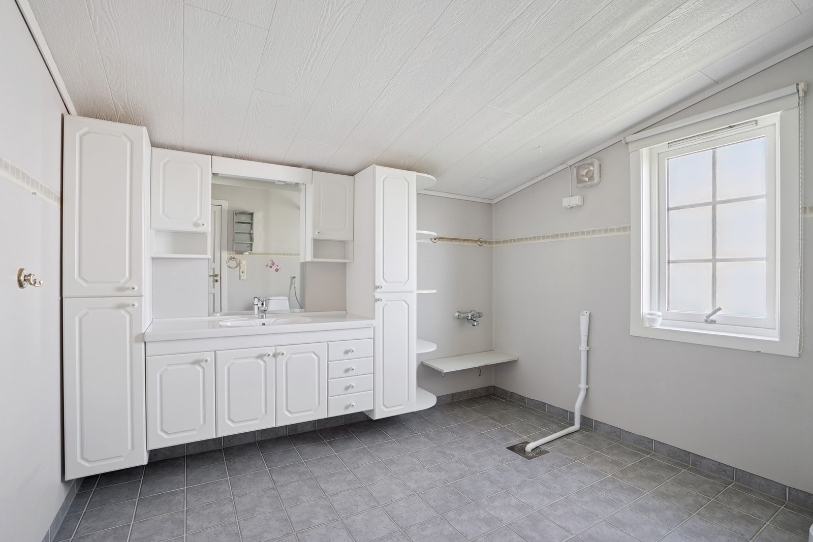 Badet i etasjen er av god størrelse. Galleribilde