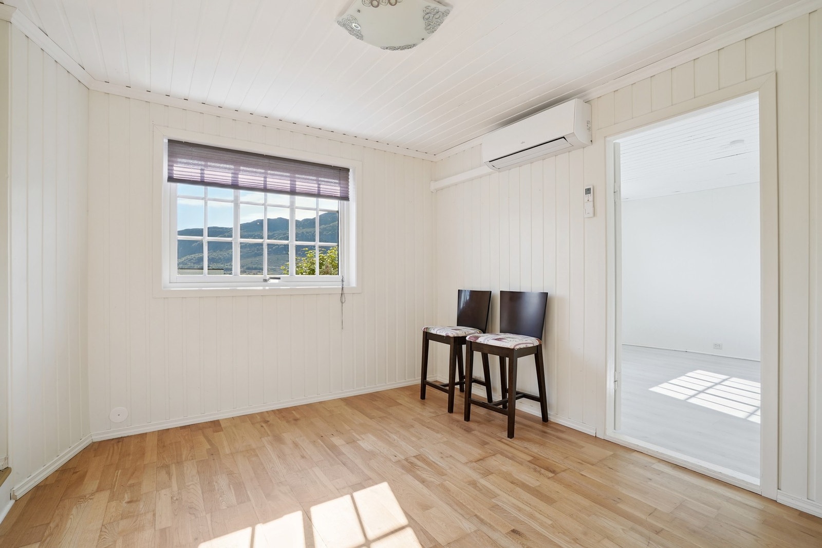 Stuen i kjelleretasjen hvor det er satt inn varmepumpe for oppvarming. Galleribilde