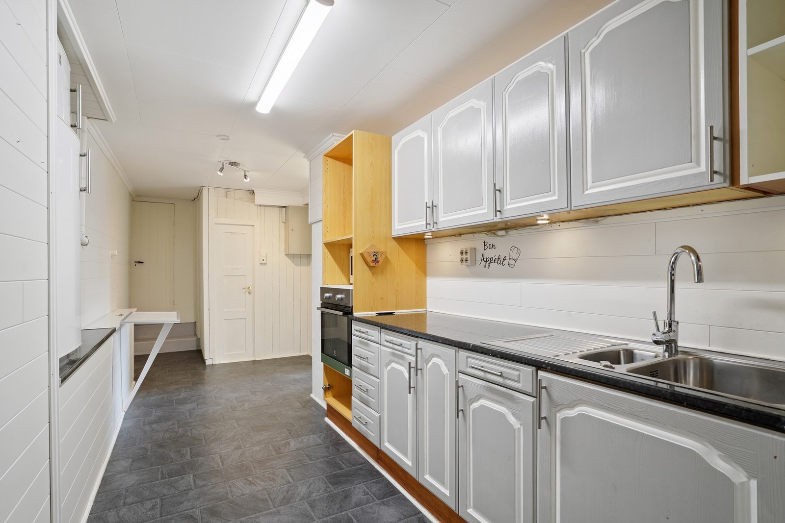 Her har du godt med oppbevaring i både over- og underskap. Galleribilde