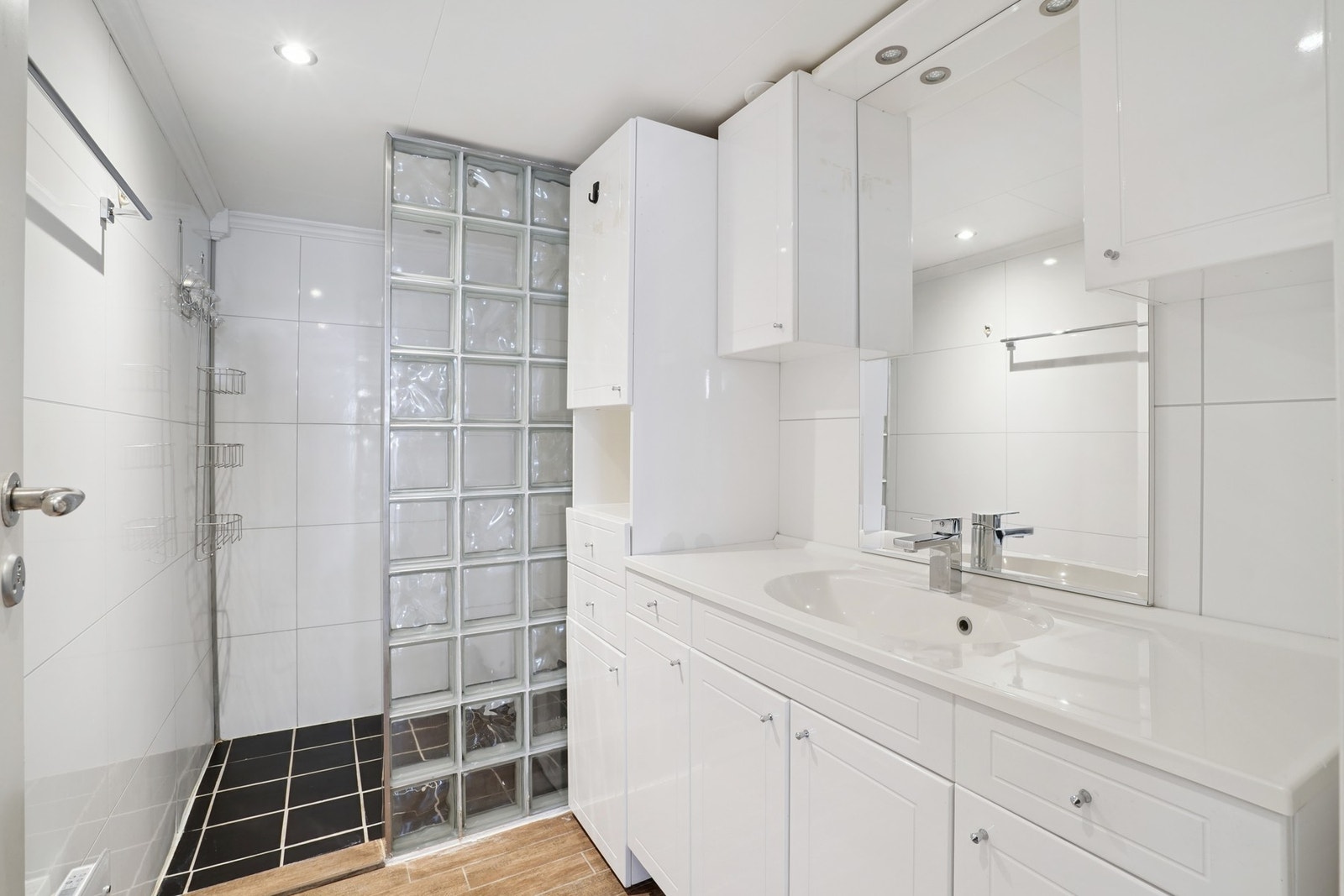 Bad i underetasjen. Galleribilde