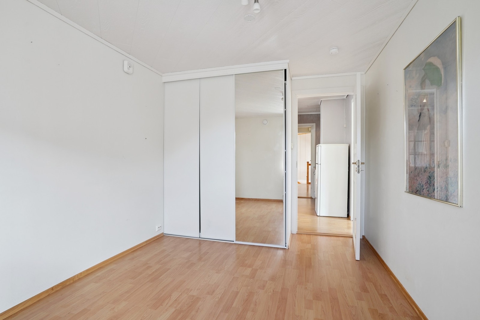 Soverommet i hovedetasjen er av god størrelse og har plass til seng og annet møblement. Galleribilde