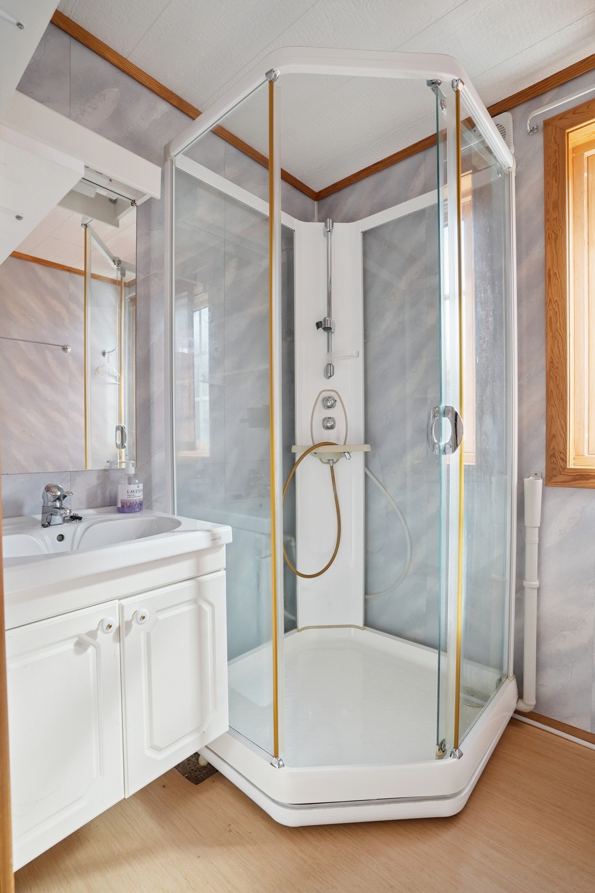 Dusjrom. Her er det ikke satt inn toalett. Galleribilde