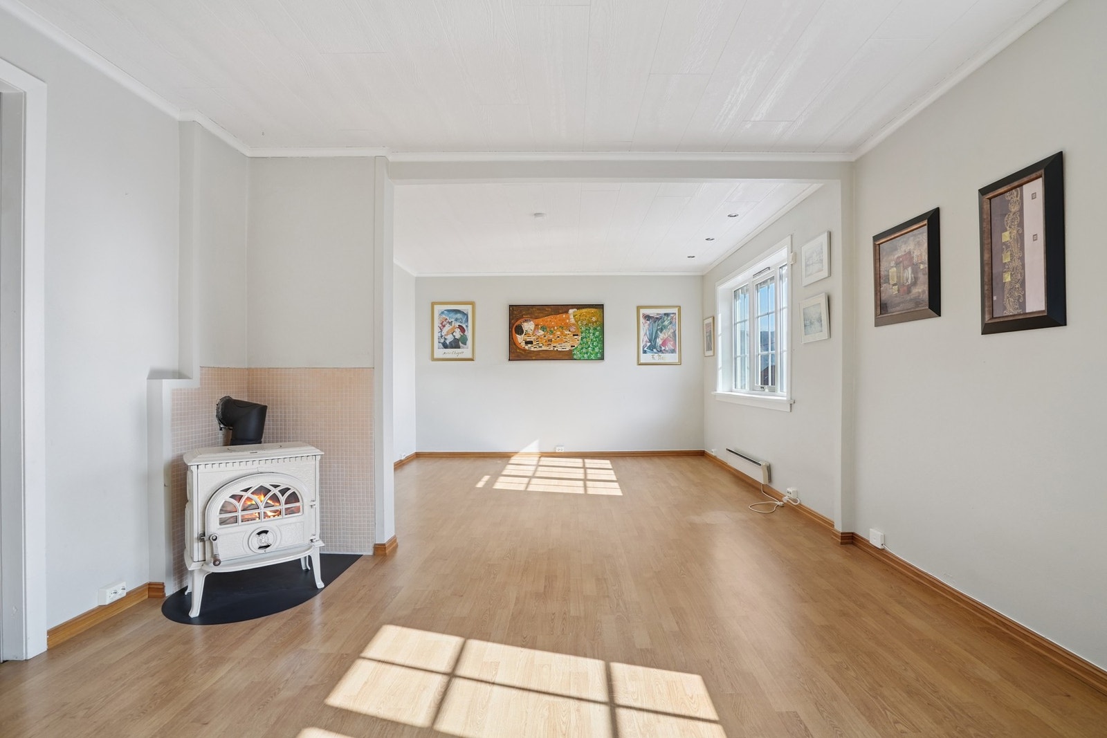 Til oppvarming har du vedovn, det er også satt inn varmepumpe i etasjen. Galleribilde