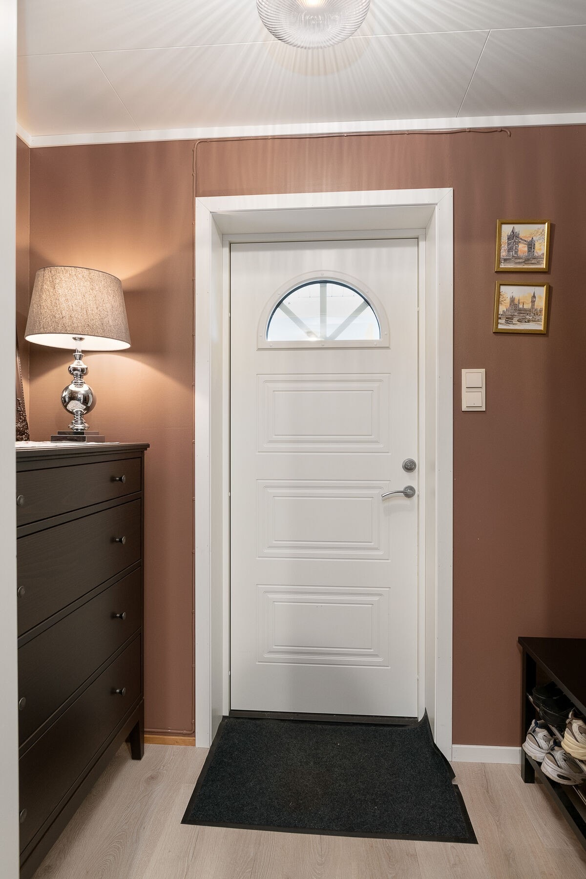 Vindfang med plass til å henge fra seg ytterbekledning. Galleribilde