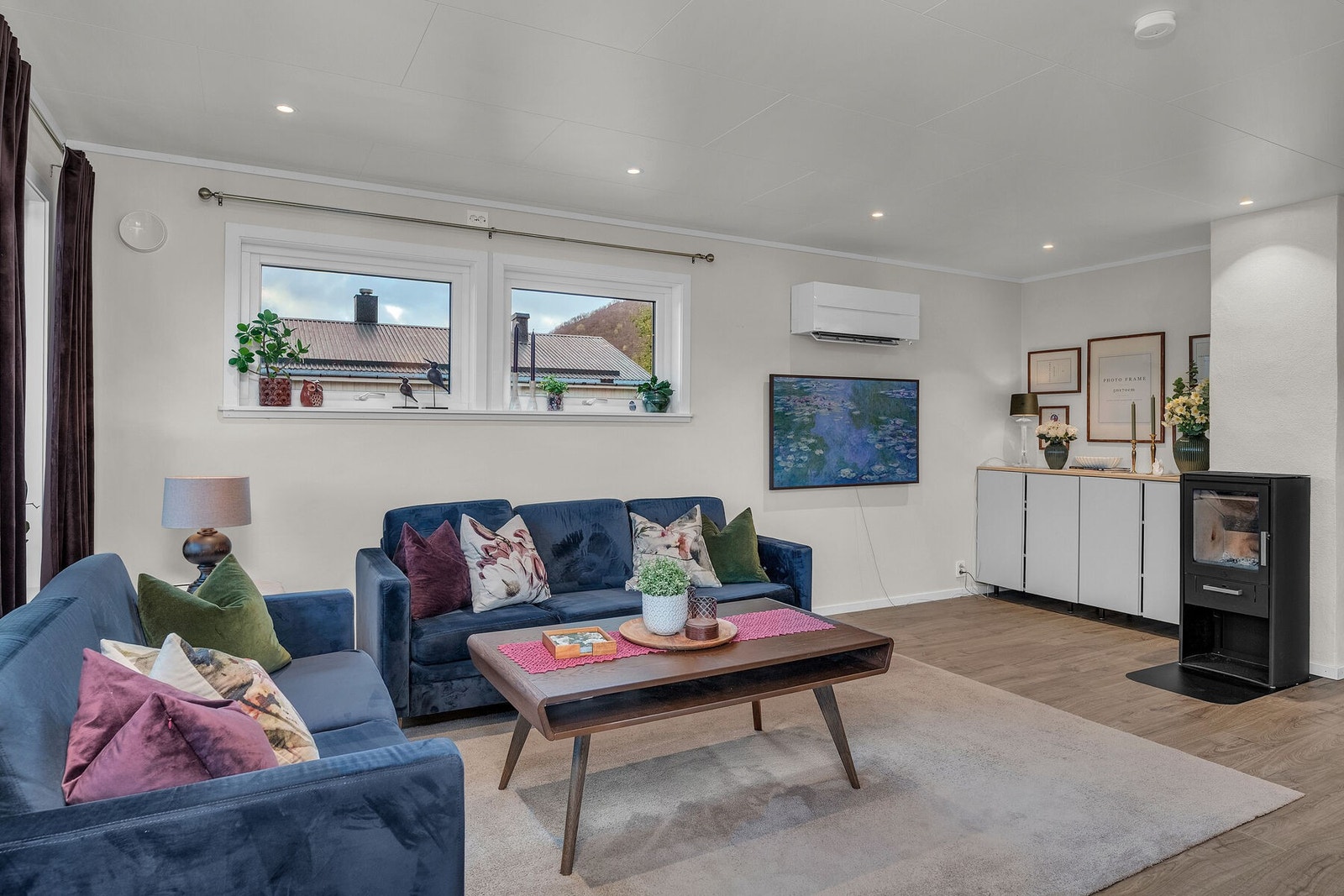 Boligen holder god innetemperatur med varmpeumpe fra 2023, vedfyring og strøm som kilder til oppvarming. Galleribilde