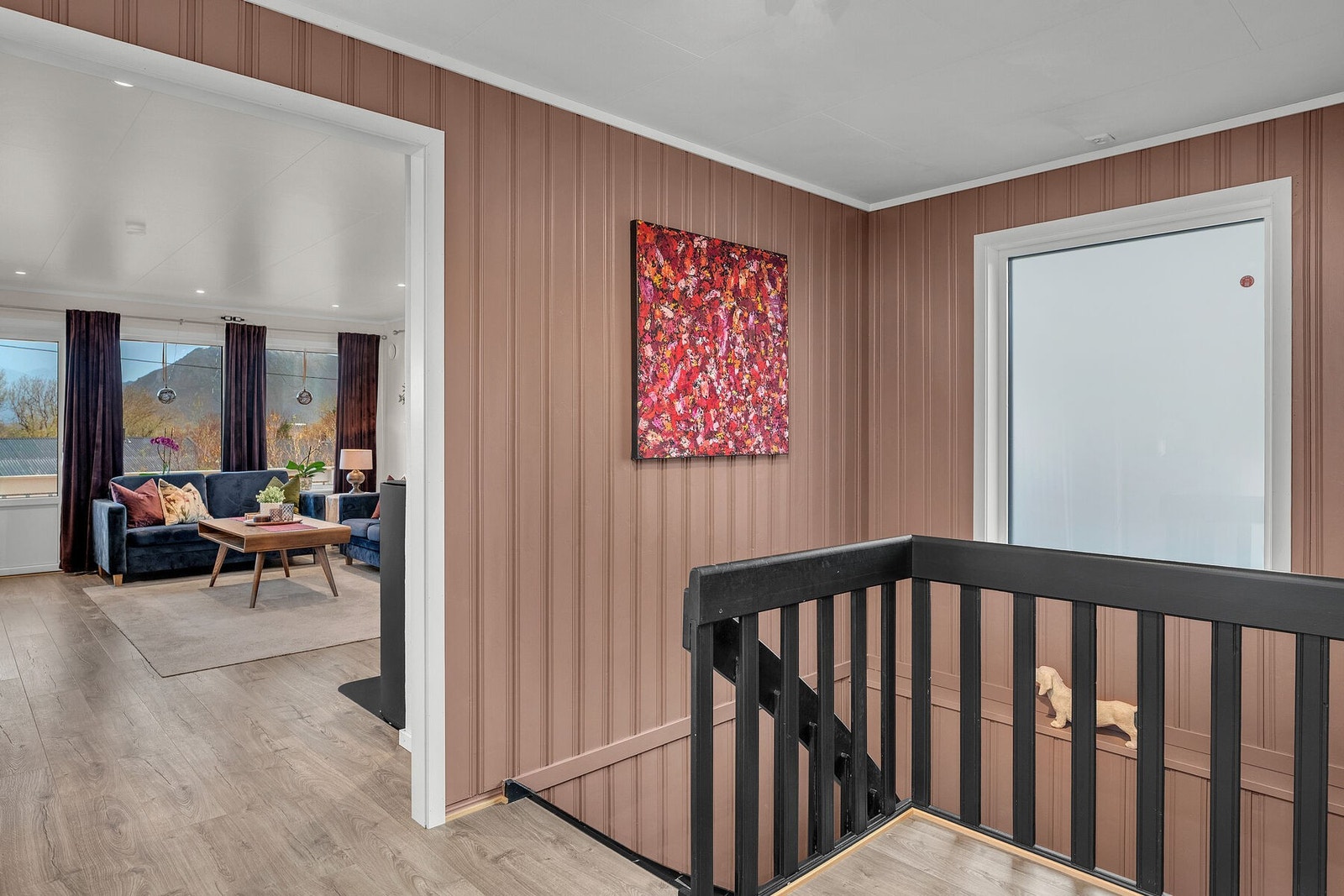 Boligens elektriske anlegg er stedvis oppgradert i forbindelse med renovering av rom, og det er montert nye automatiske sikringer. Galleribilde