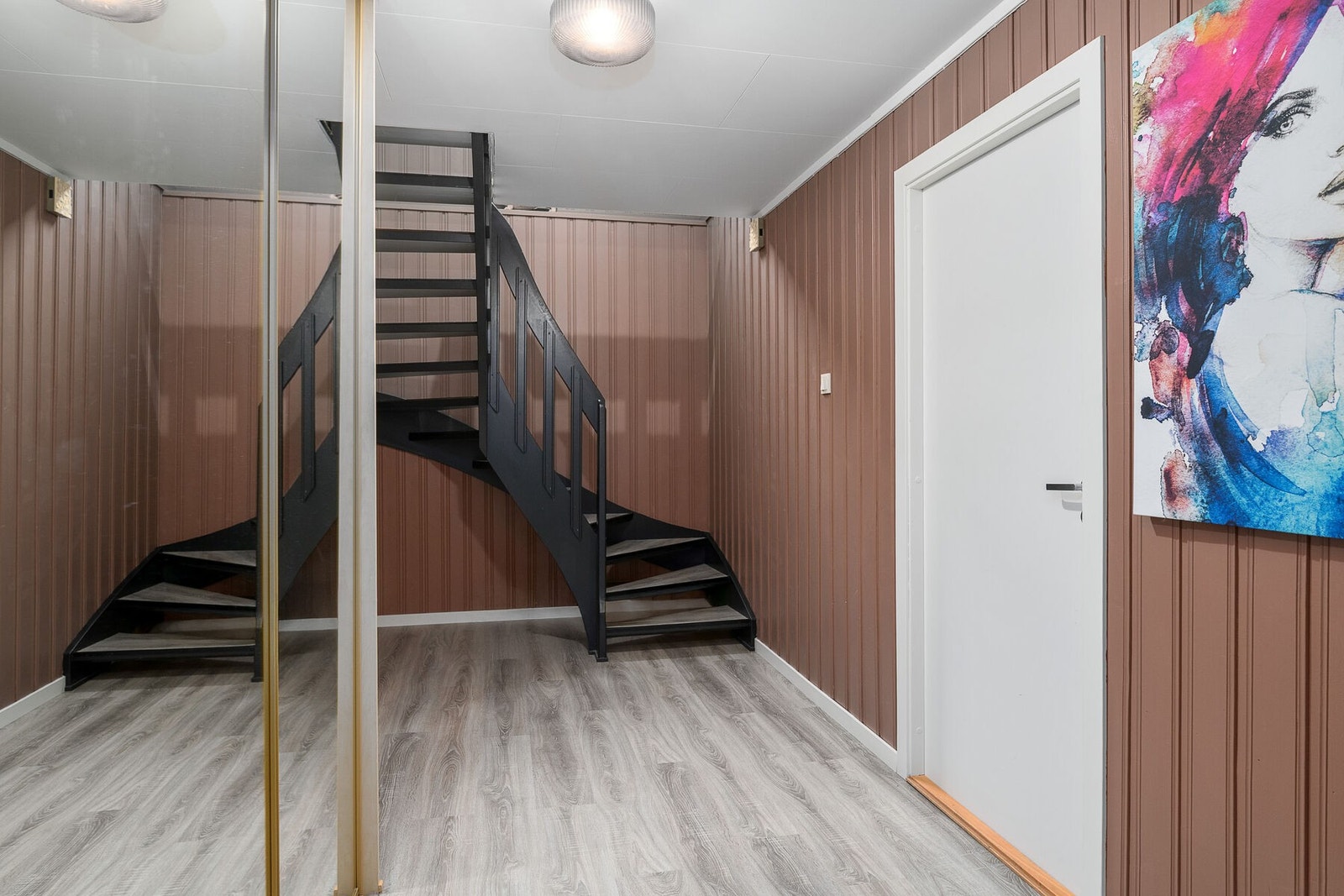 Entréen har varmekabler i gulv, det samme gjelder TV-stue, bad/vaskerom og bad. Galleribilde