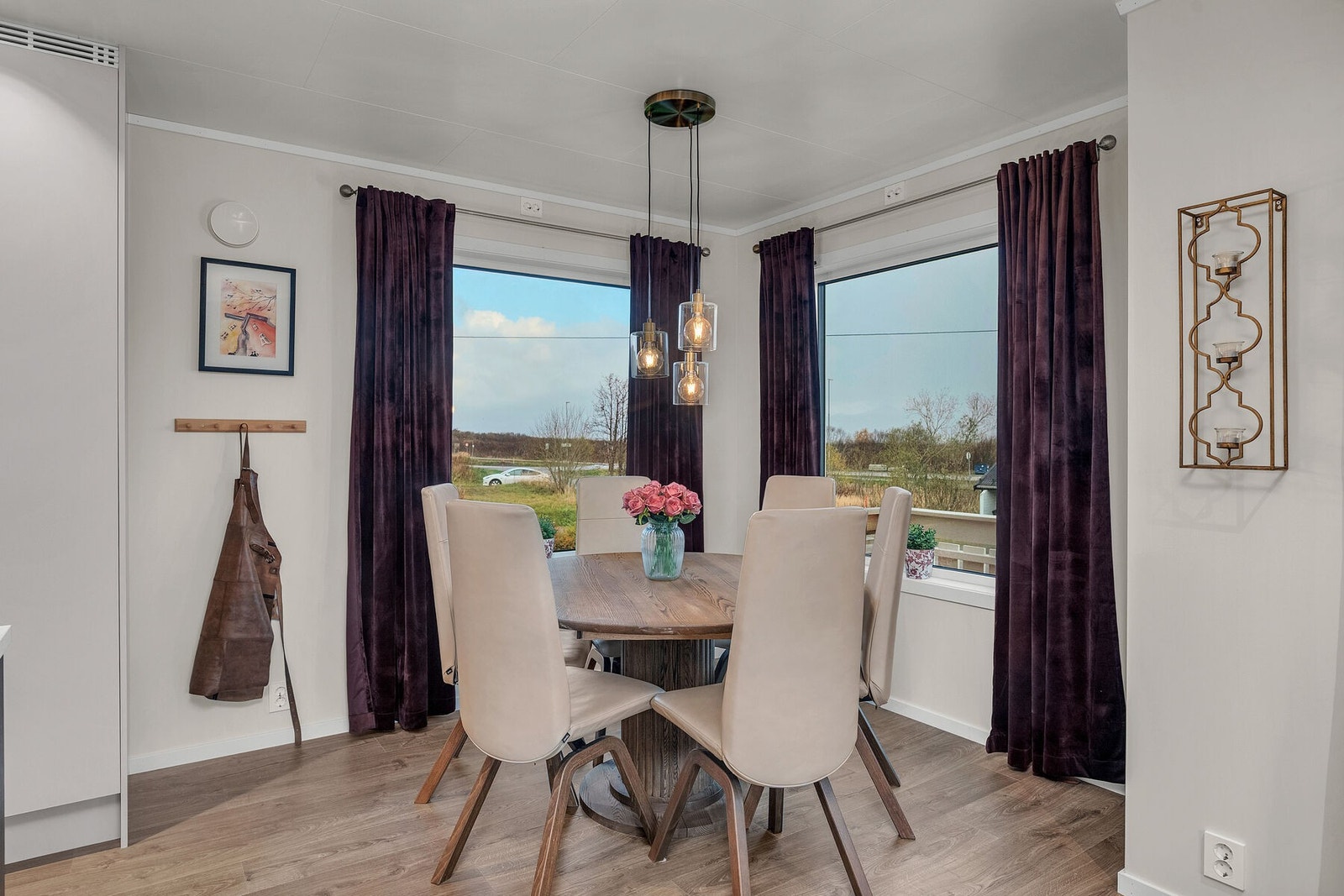 Hyggelig spiseplass med utsikt og gode lysforhold. I 2024 ble alle vinduer i 1. etasje skiftet. Galleribilde