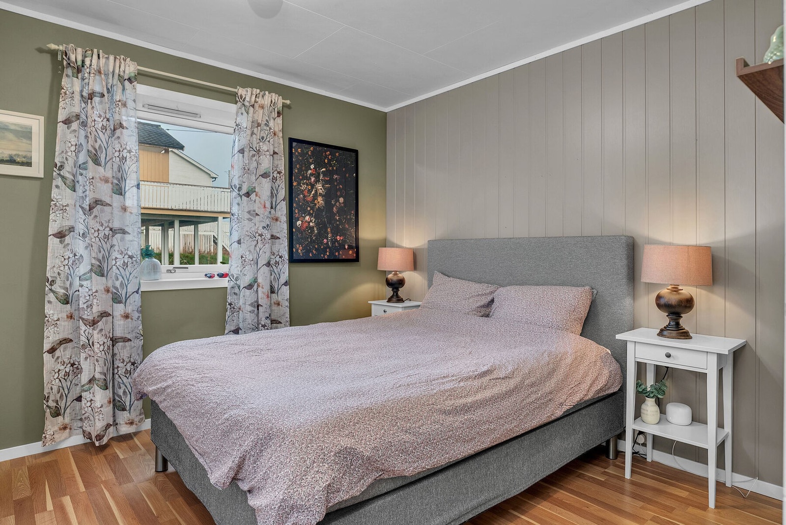 Soverom 1 er romslig, med vegger som er malt i lune og behagelige fargetoner. Galleribilde