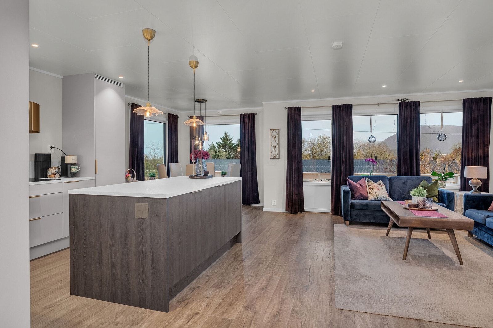 Stue og kjøkken i åpen løsning skaper en god romfølelse, i tillegg til store vindusflater som gir rikelig med dagslys i rommet. Galleribilde