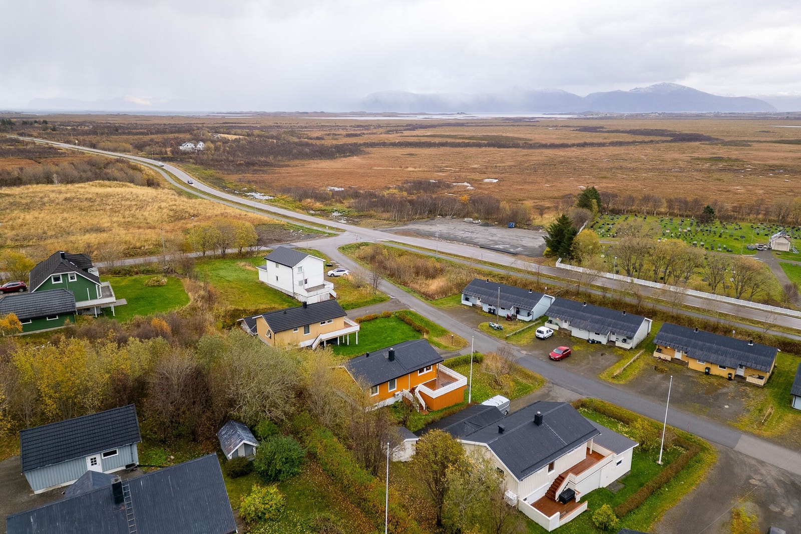 Eiendommen ligger i etablert, solåpent, rolig og barnevennlig boligområde nord i sentrum av Myre. Det er enkel adkomst fra kommunal vei med begrenset trafikk. Galleribilde