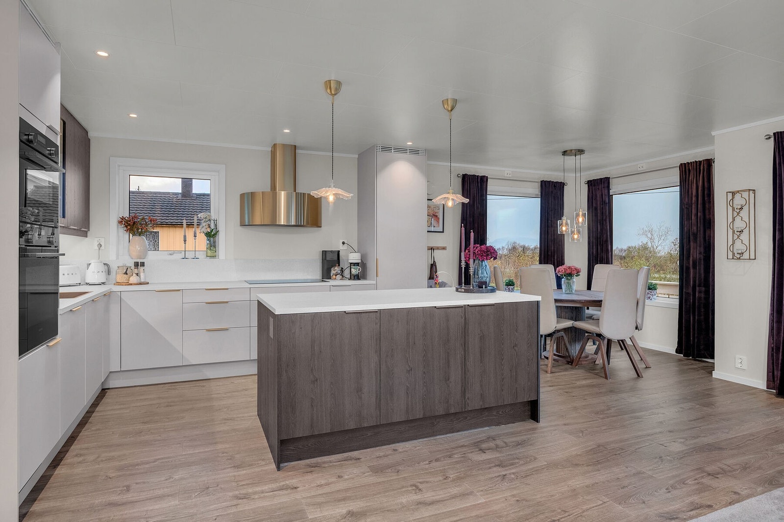 Boligen har en god planløsning som strekker seg over to etasjer, og fremstår som velholdt, med en rekke påkostninger utført de siste årene både innvendig og utvendig. Galleribilde