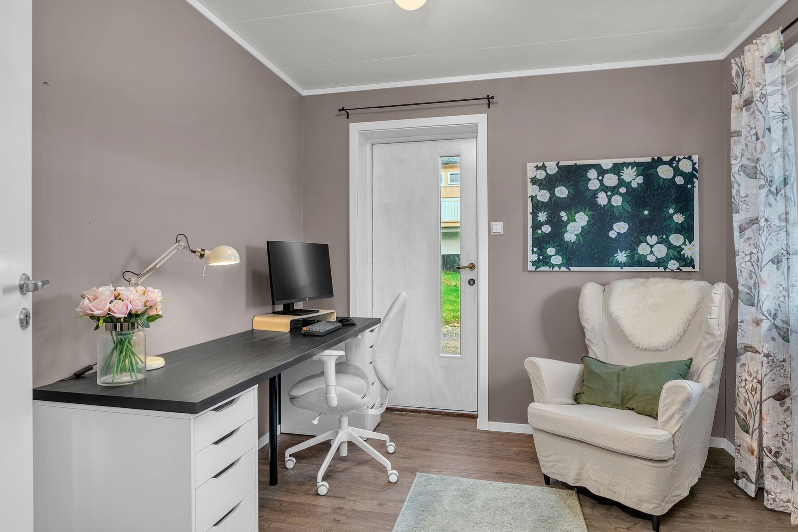 Gang/kontor med adkomst fra TV-stue. Rommet er opprinnelig godkjent som disponibelt rom, og bruksendring er ikke omsøkt. Galleribilde