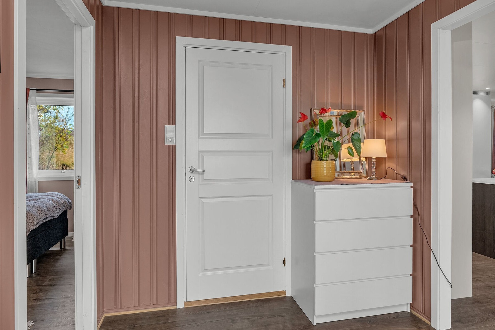 Hallen leder til ytterligere to soverom, bad og stue/kjøkken. Galleribilde