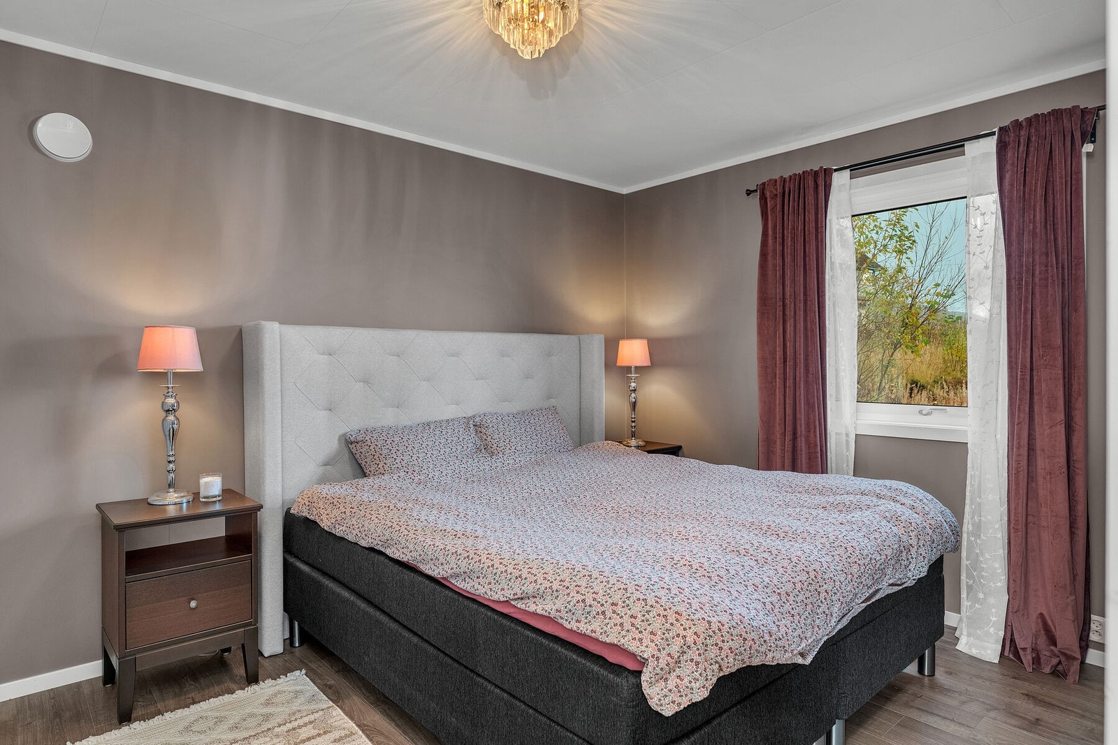 Soverom nummer 2 har god plass til dobbeltseng, nattbord og garderobe. Galleribilde