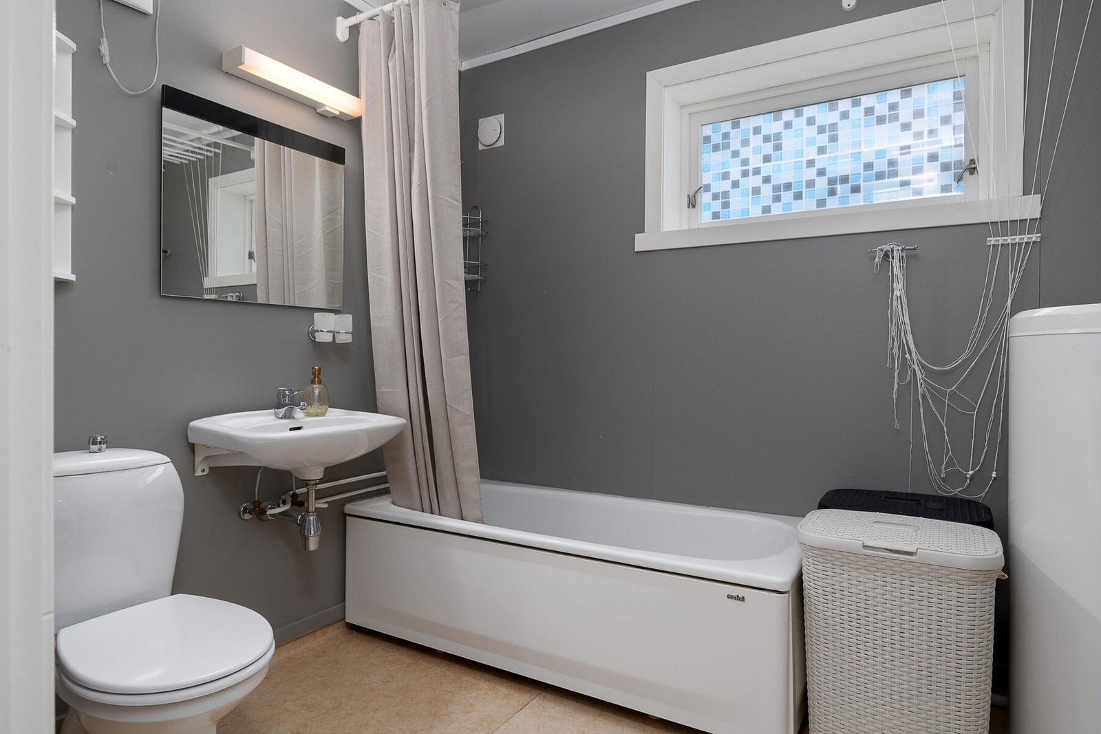 Bad/vaskerom er utstyrt med servant, toalett og badekar med dusjløsning. Galleribilde