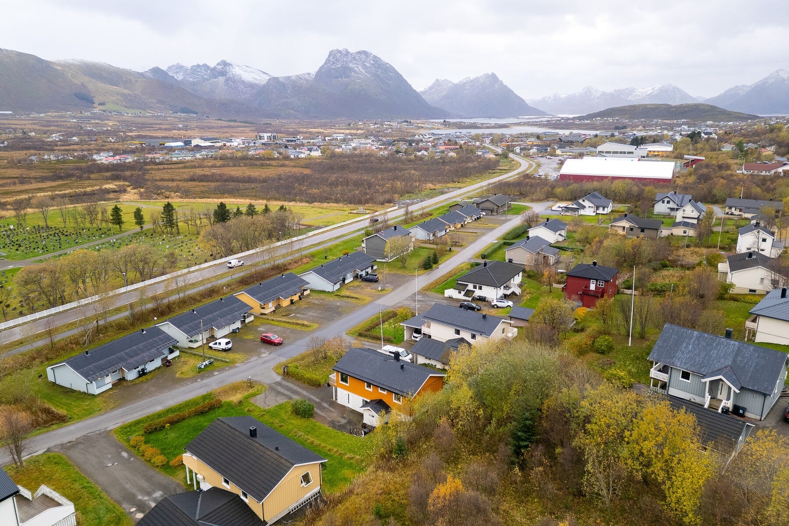 Her bor du i et rolig, solåpent og barnevennlig område, nord i sentrum av Myre med kort avstand til det meste. Galleribilde