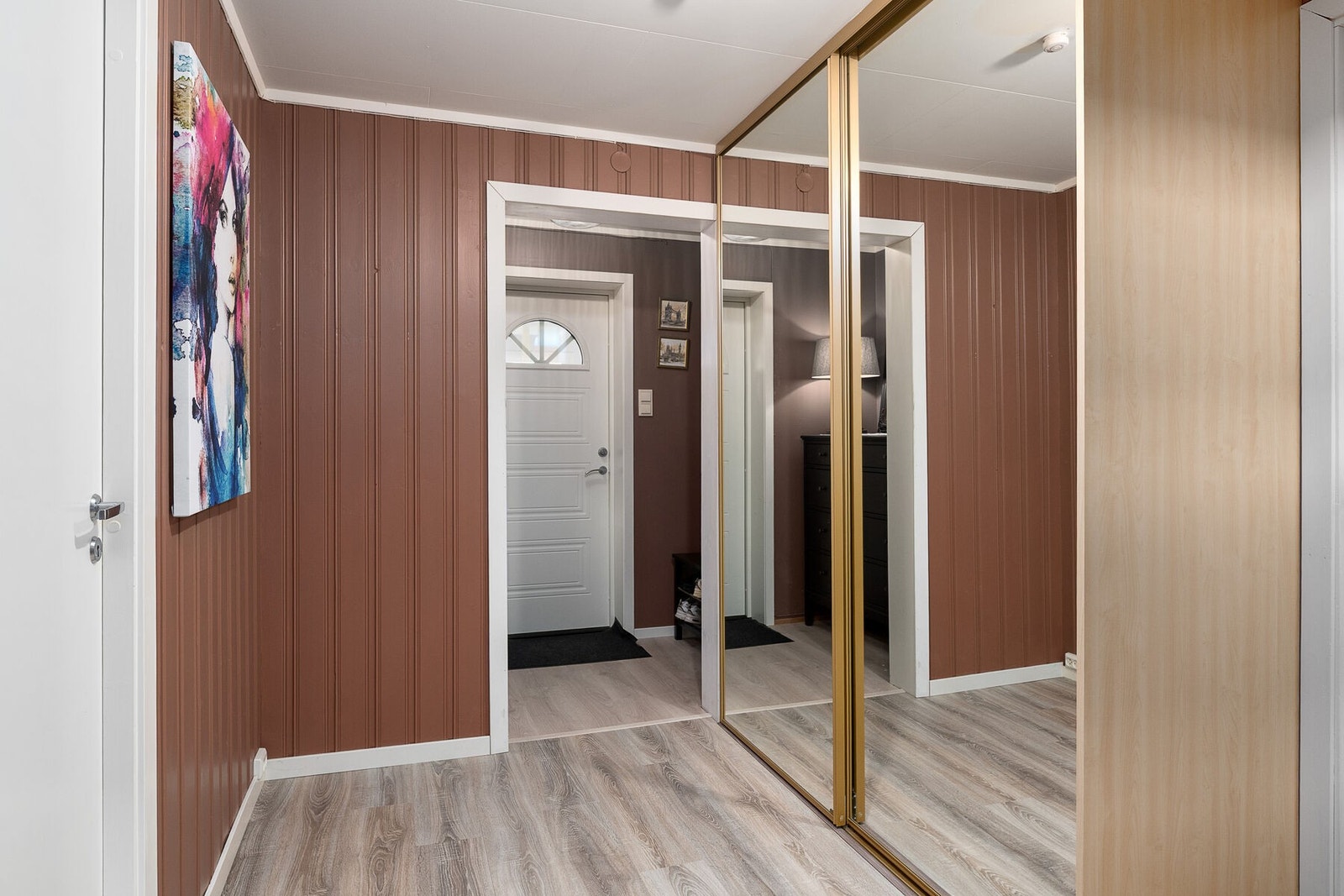 Entré som er innredet med skyvedørsgarderobe med speildører. Galleribilde