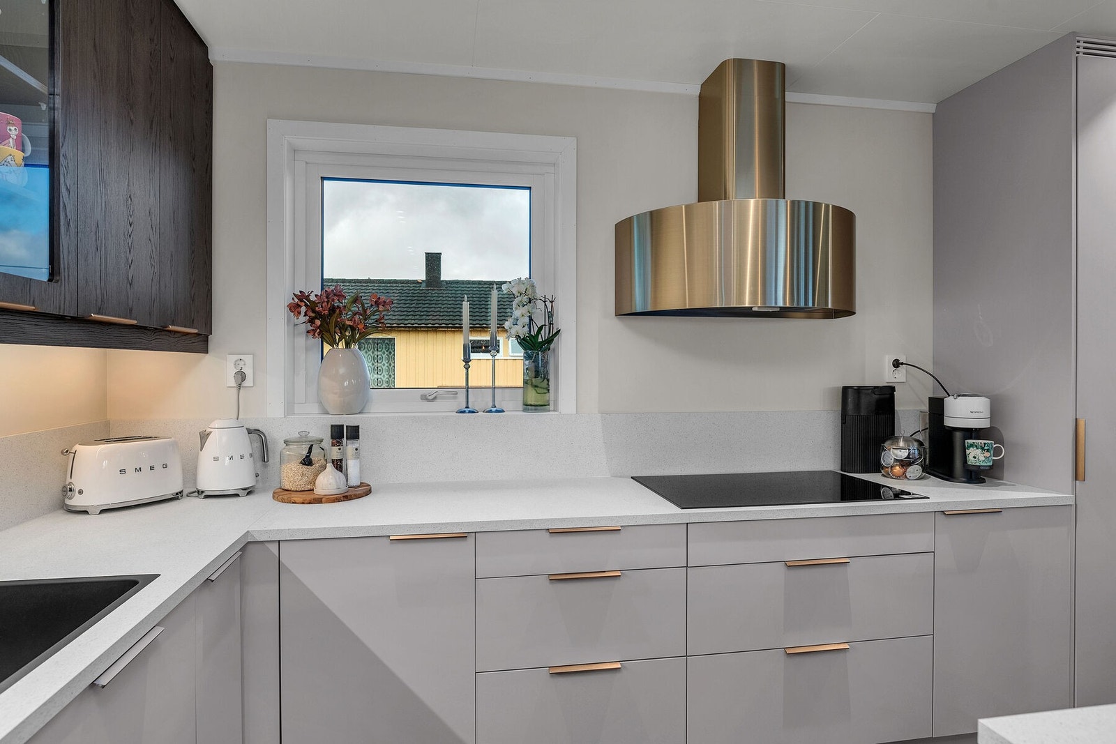 Godt med skap- og benkeplass. Galleribilde