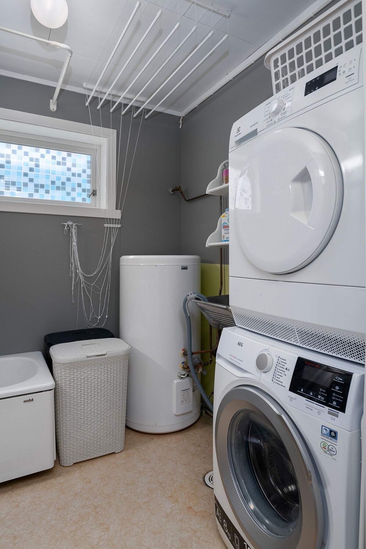 Bad/vaskerom har opplegg for vaskemaskin og tørketrommel. Galleribilde