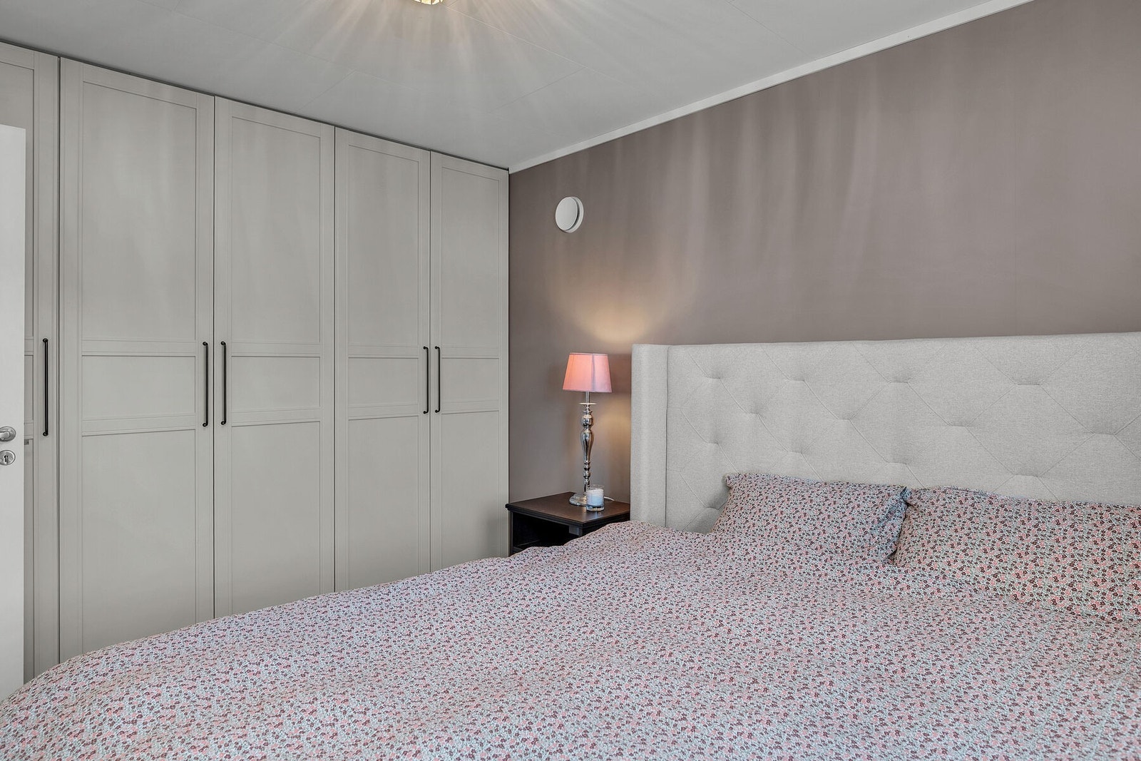 Soverom 2 er malt i en nedtonet og lun farge. Galleribilde