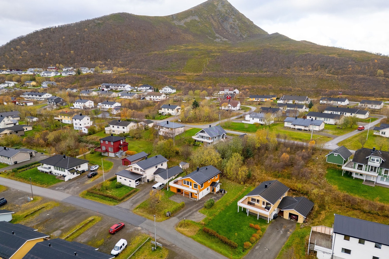 Eiendommen sett fra lufta og nærområdet rundt. Galleribilde