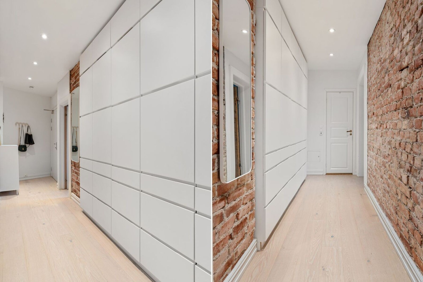 Praktisk entré med stor garderobeløsning som tilbyr rikelig med oppbevaring. Galleribilde