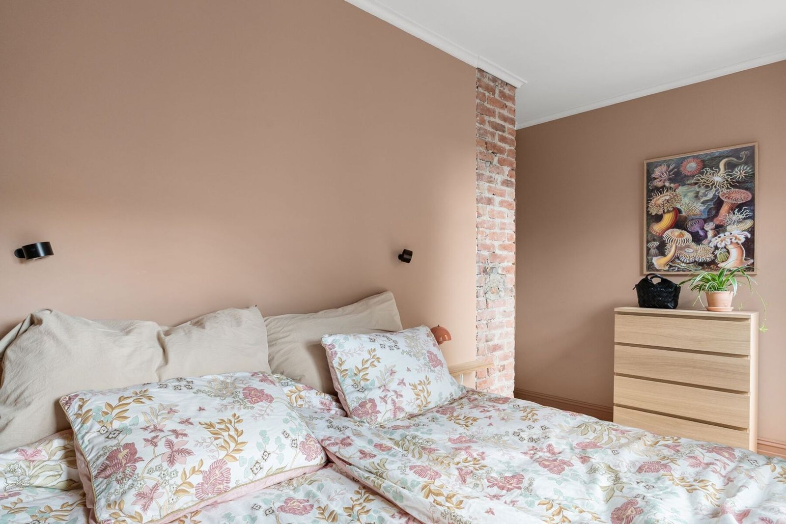 Her er det god plass til dobbeltseng og øvrig møblering. Galleribilde