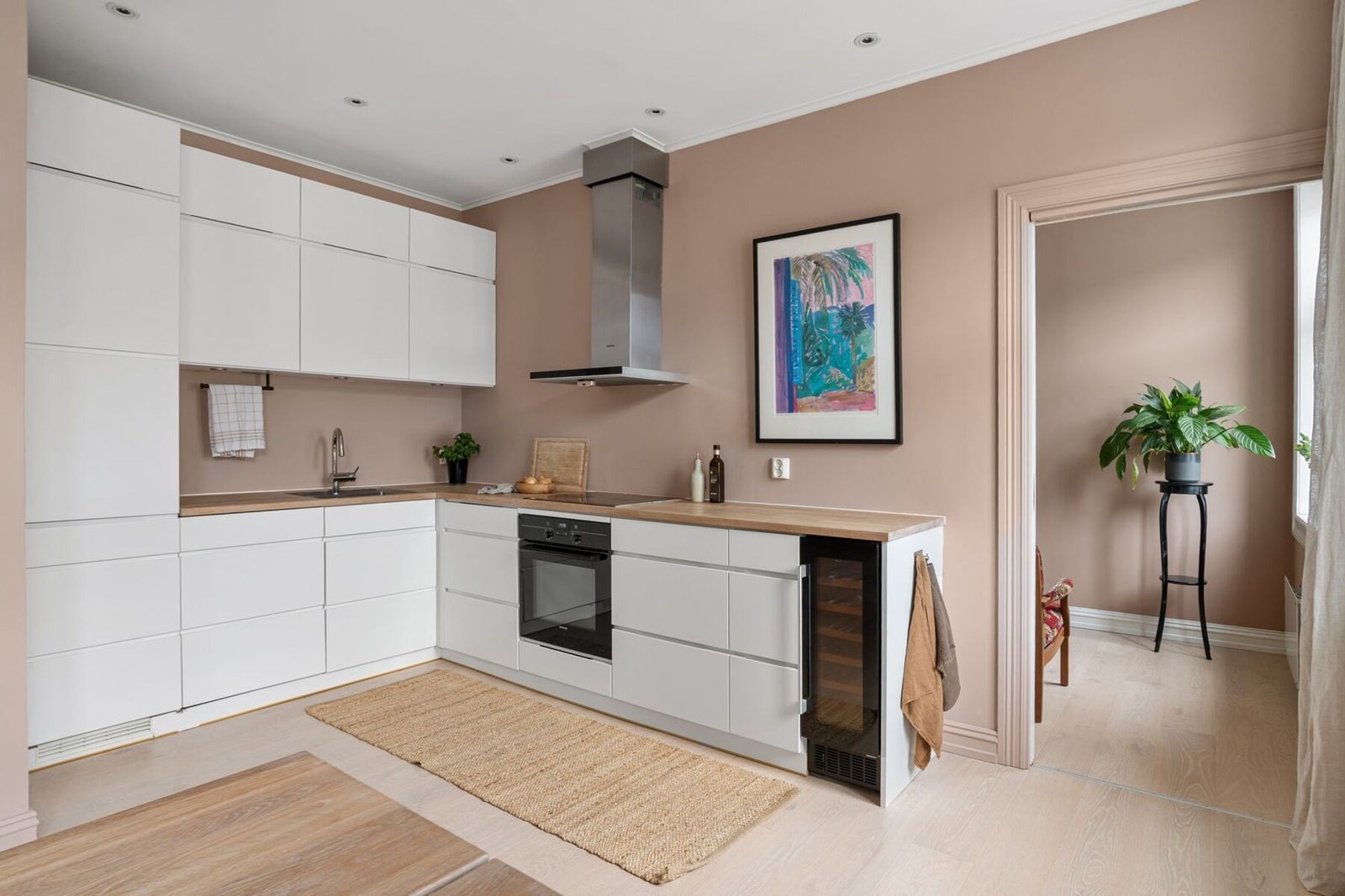 Videre er kjøkkenet utstyrt med integrert kjøleskap, oppvaskmaskin, vinskap og stekeovn. Galleribilde