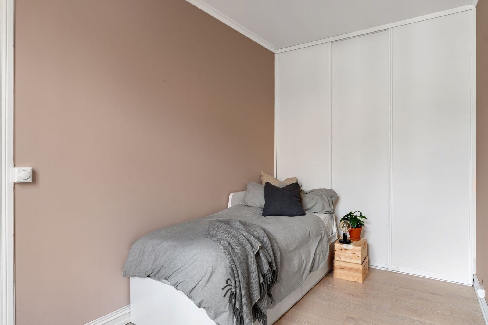 Kortsiden består av skyvedørsgarderobe. Galleribilde