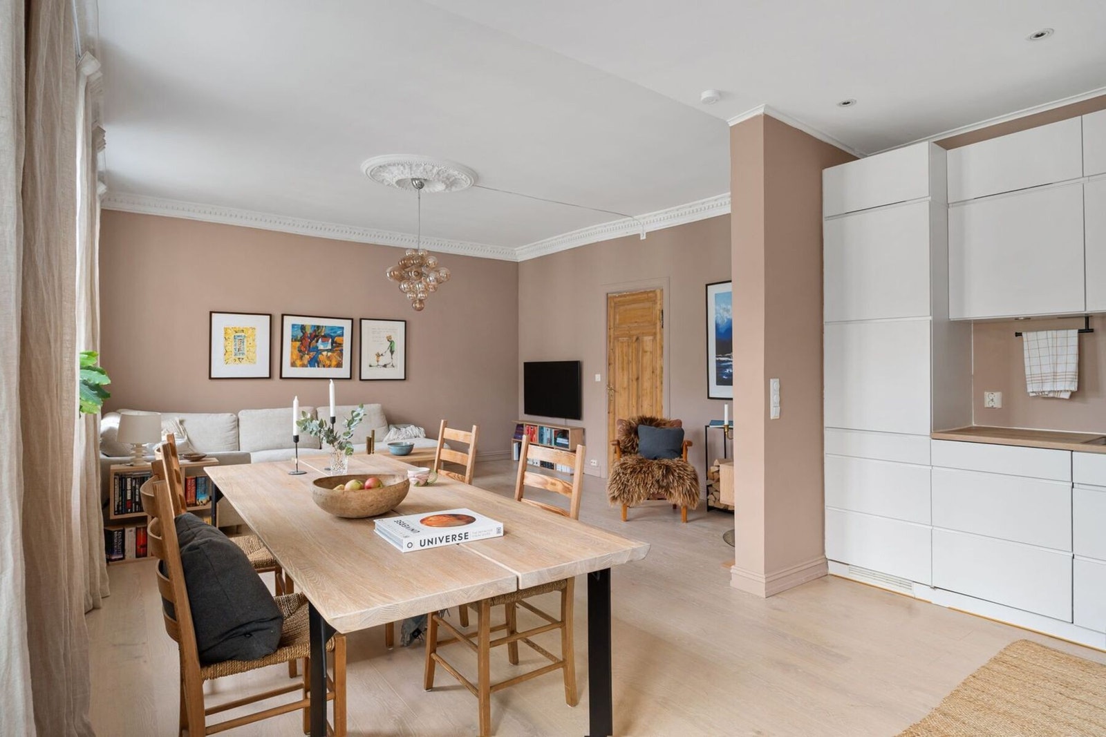 Det er rikelig med skap- og benkeplass på kjøkkenet. Galleribilde