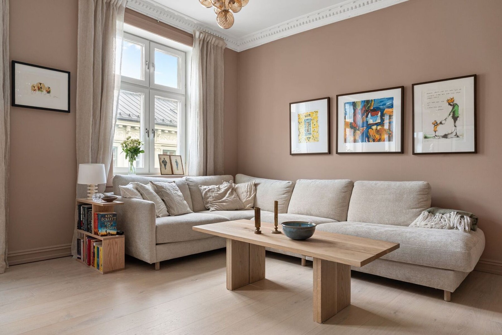 Her er det rikelig med plass til både sofagruppe med tilhørende møblement og spisebord. Galleribilde