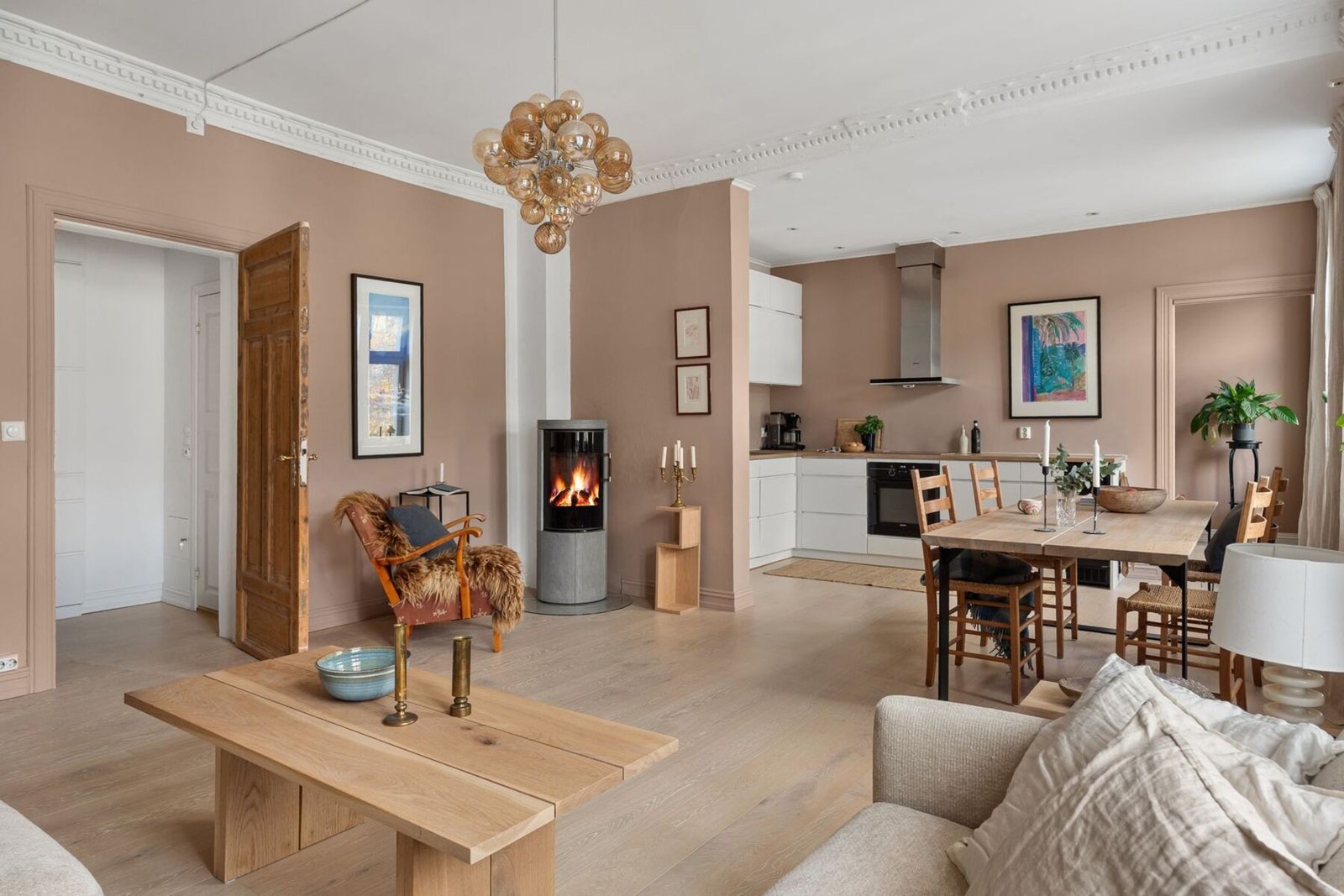 Innbydende stue/spisestue med en praktisk utforming. Galleribilde