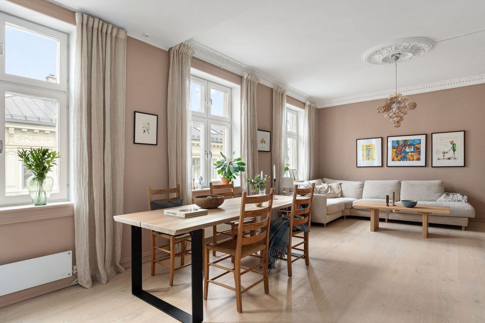 Store vindusflater som gir rikelig med lysinnslipp. Galleribilde