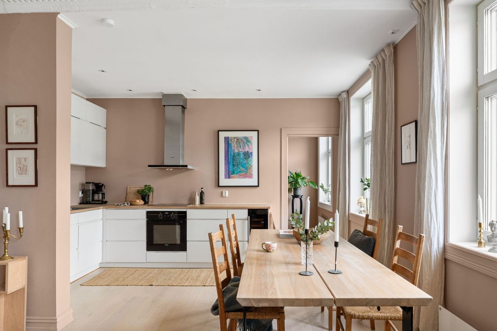 Kjøkkenet er i åpen løsning mot stuen. Galleribilde