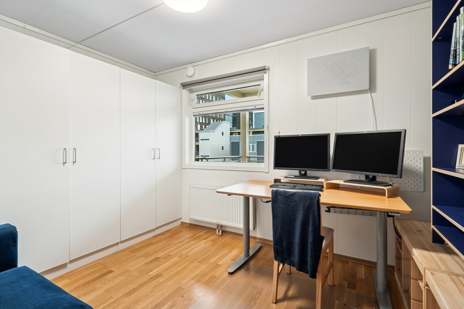 Plassbygd garderobeskap gir gode muligheter for oppbevaring etter eget ønske. Galleribilde