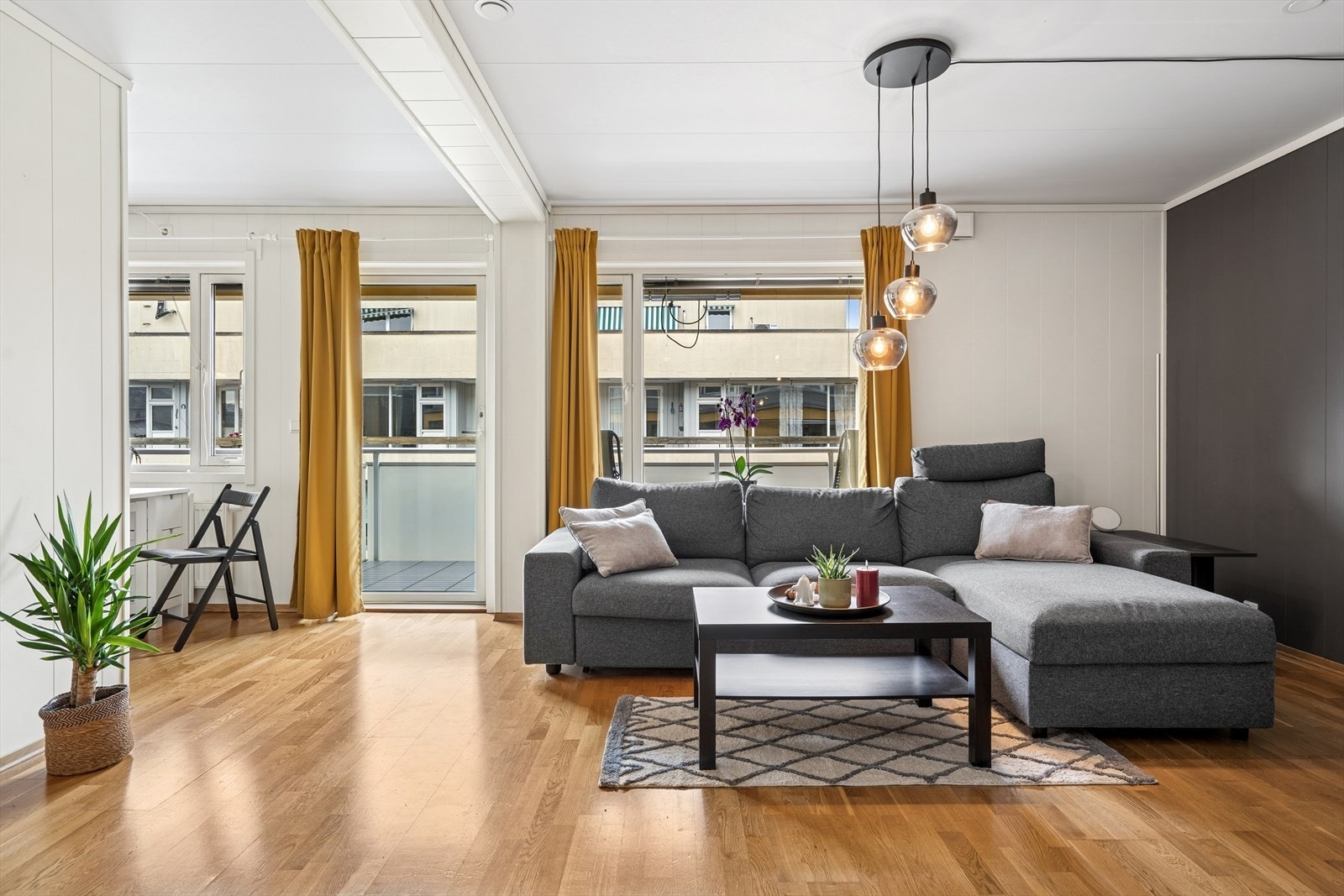 Stuen er godt belyst av naturlig lys fra gode og store vindusflater. Galleribilde