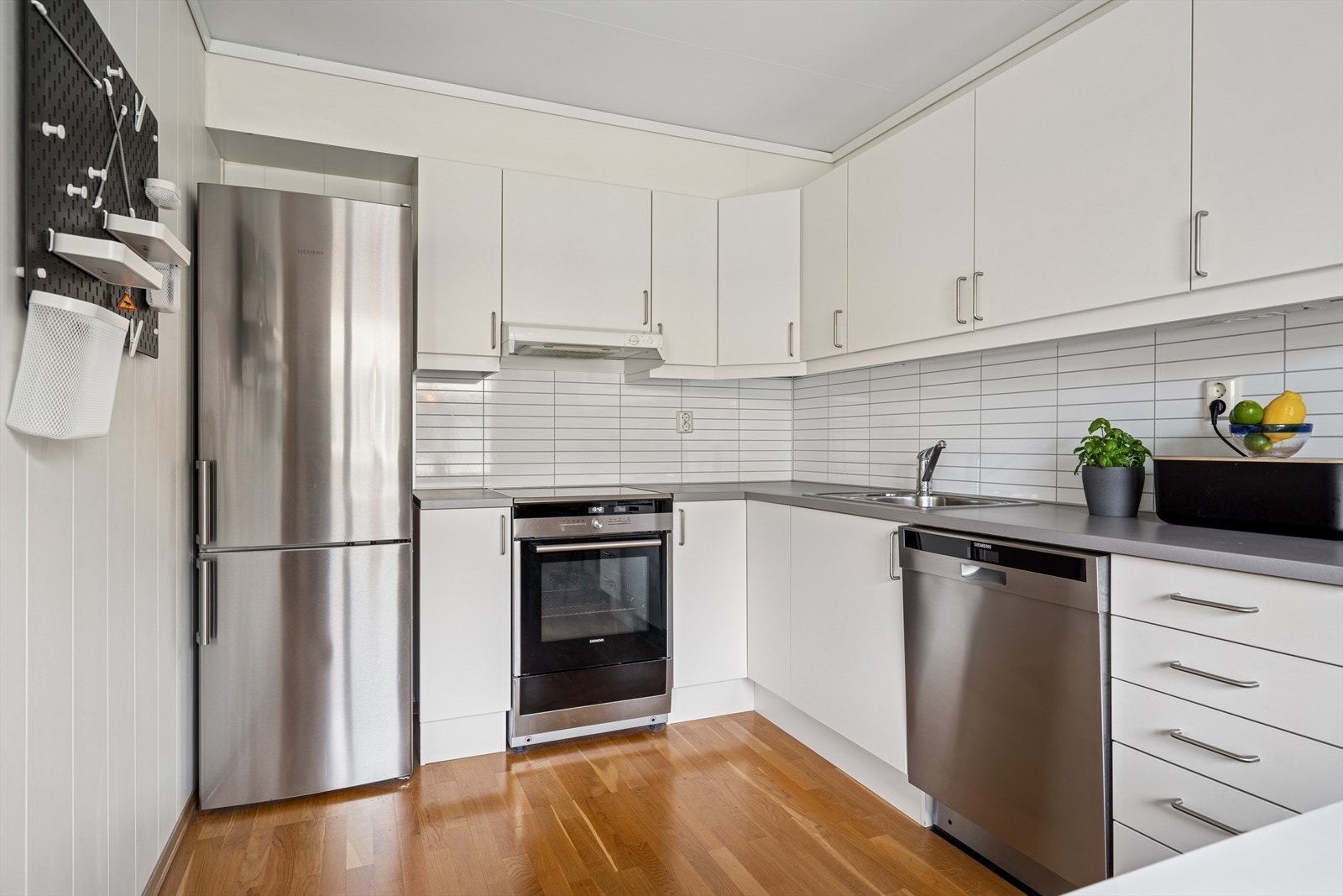 Kjøkkenet er fra Sigdal og har glatte, lyse fronter med naturlig innfelt plassering for kjøleskap, og opplegg for oppvaskmaskin. Galleribilde