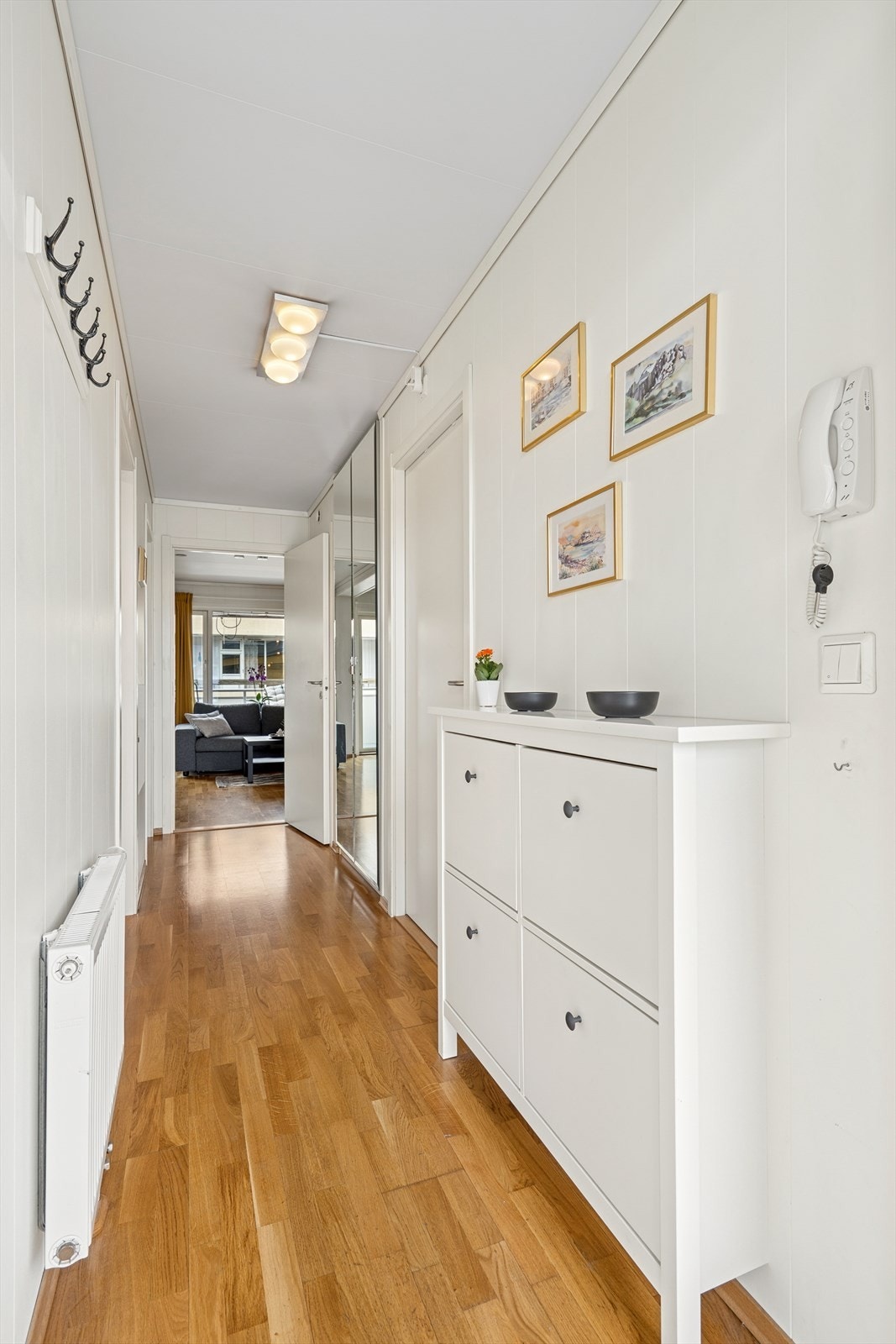 I entréen er det god plass til sko, støvler og yttertøy. I tillegg til en skyvedørsgarderobe med speilfronter. Galleribilde