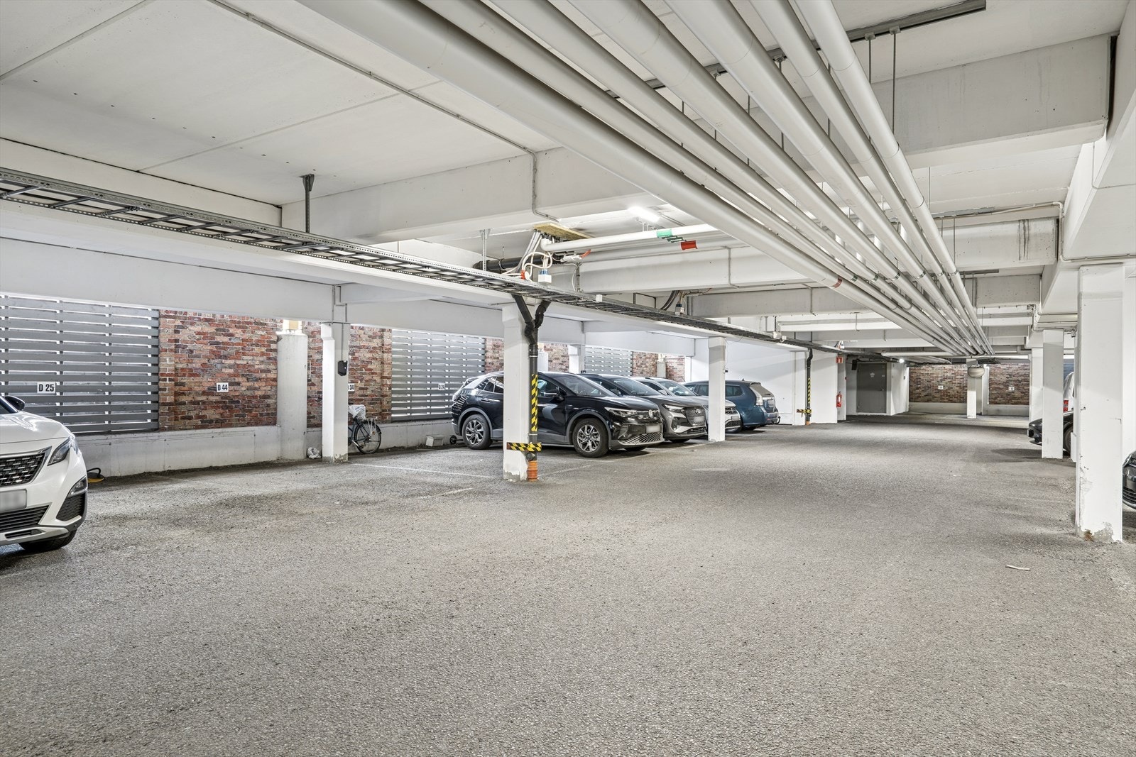 Leiligheten disponerer en parkeringsplass i felles garasjeanlegg. Galleribilde