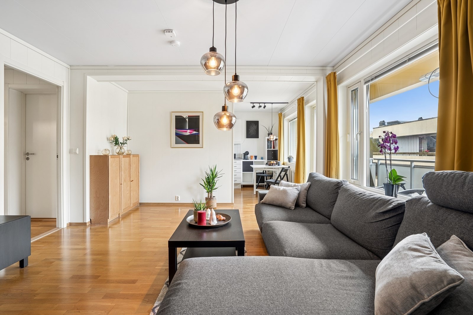 Overflatene består av parkett på gulv, samt lyse malte plater på veggene. Galleribilde