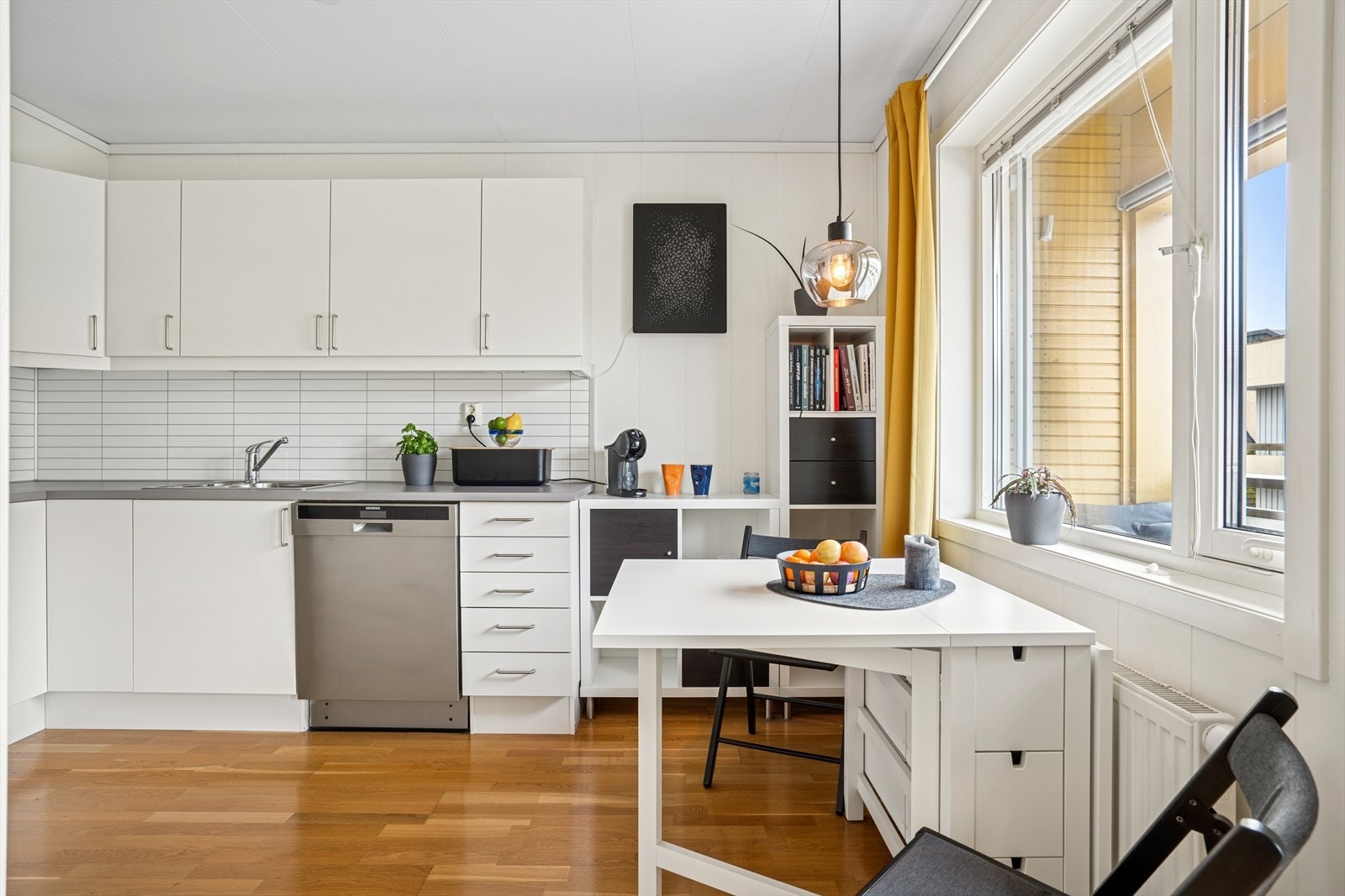 Mye naturlig lys gir gode arbeidsforhold på kjøkkenet. Galleribilde