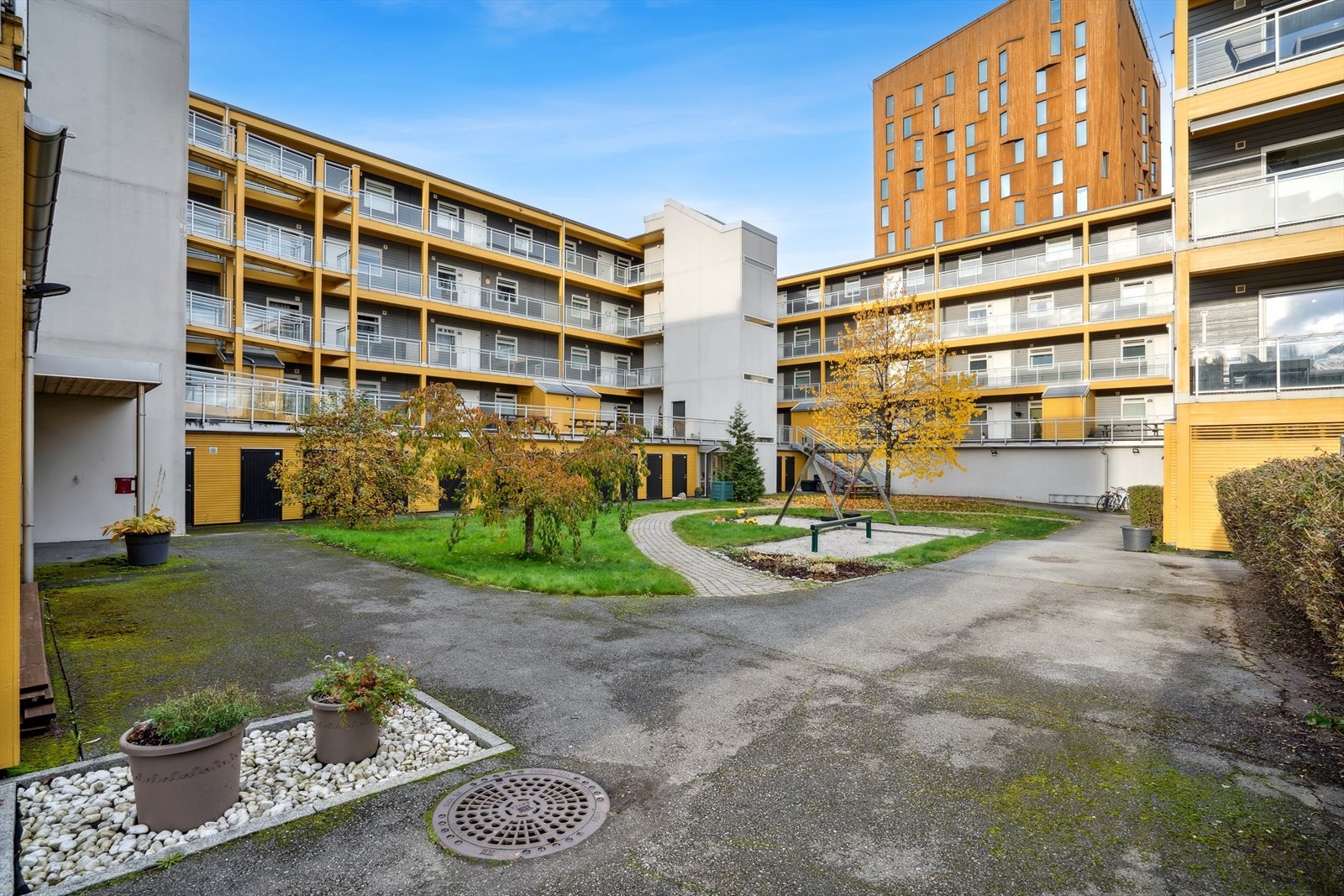 Fellesarealene er pent opparbeidet med asfalterte gangveier og diverse beplantning. Galleribilde