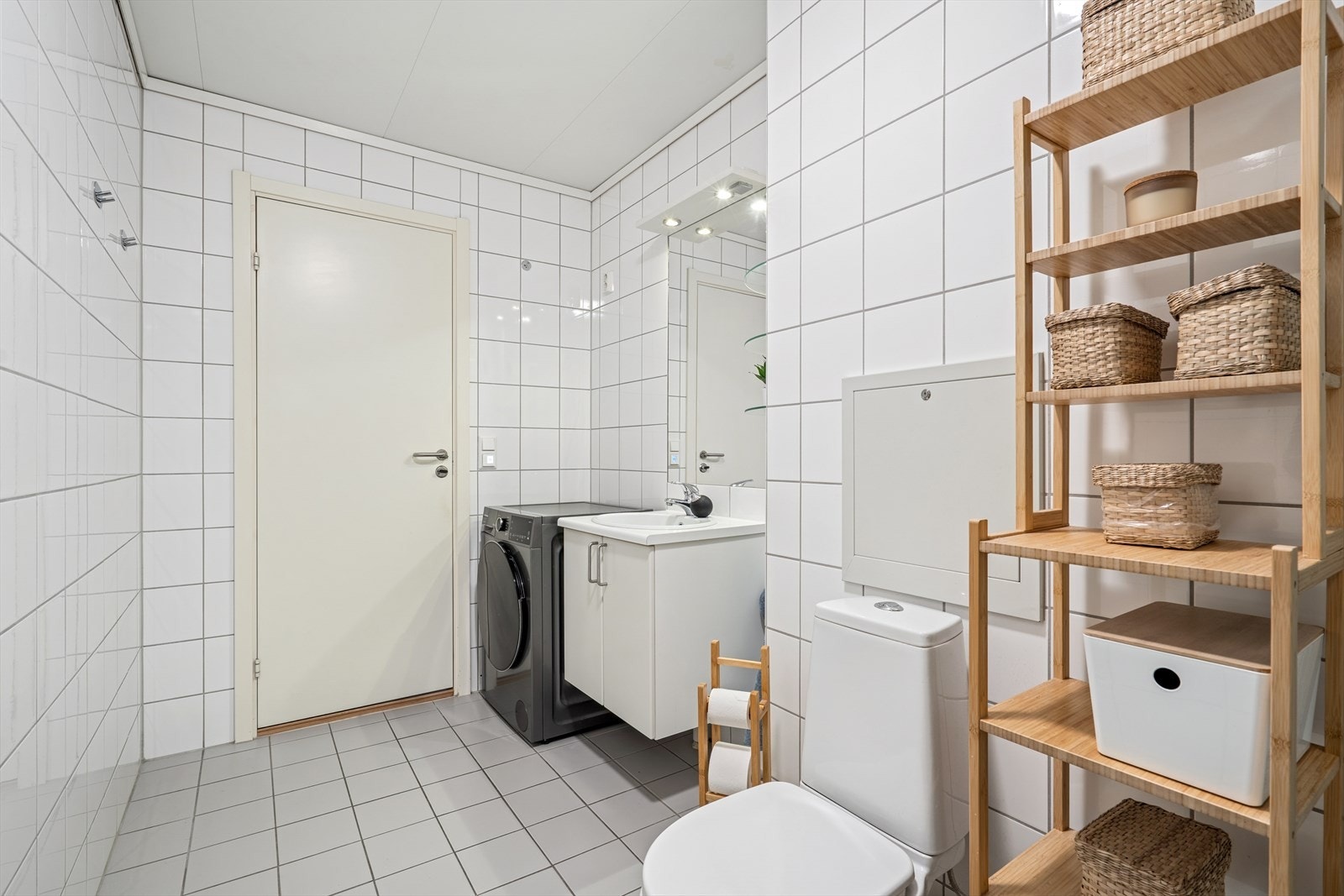 Baderommet er lyst og romslig, med opplegg for vaskemaskin. Galleribilde