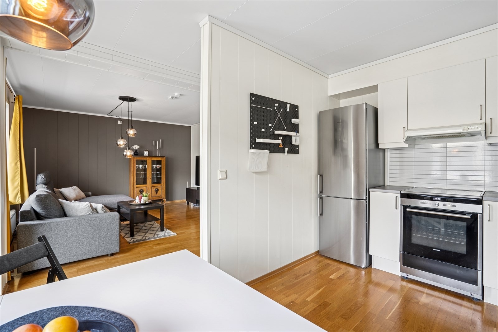 Leiligheten har en delvis åpen stue/kjøkken løsning. Galleribilde